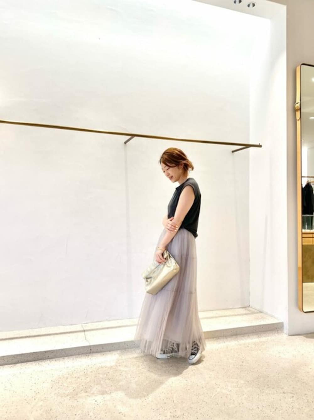 グレー系のTシャツ/カットソー、グレー系のスカートを着用したレディースの夏コーディネートの1枚目の写真