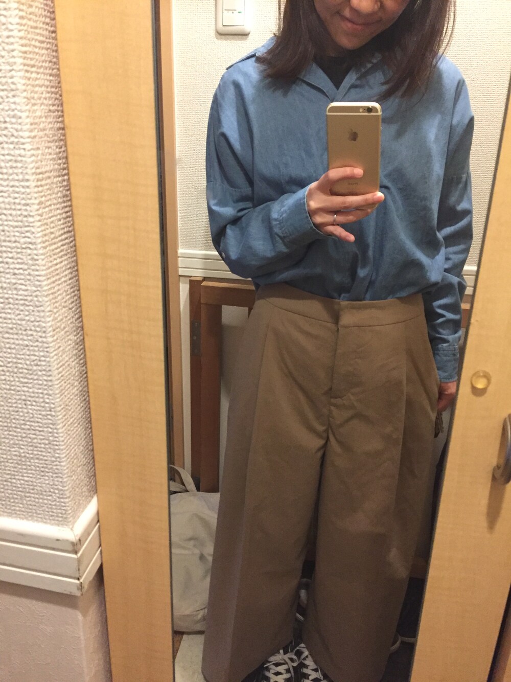 「BIGシャツ、デニムシャツ」｜「SENSE OF PLACE by URBAN RESEARCHのアイテム（その他パンツ、ベージュ系）」を使った、kyaolinさん（レディース・154cm）の春コーディネートの1枚目の写真