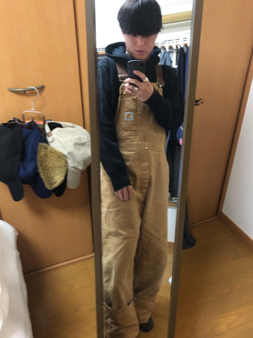 「Carharttのアイテム（つなぎ/オールインワン、ベージュ系）」を使った、umeさん（メンズ・168cm）の冬コーディネートの1枚目の写真