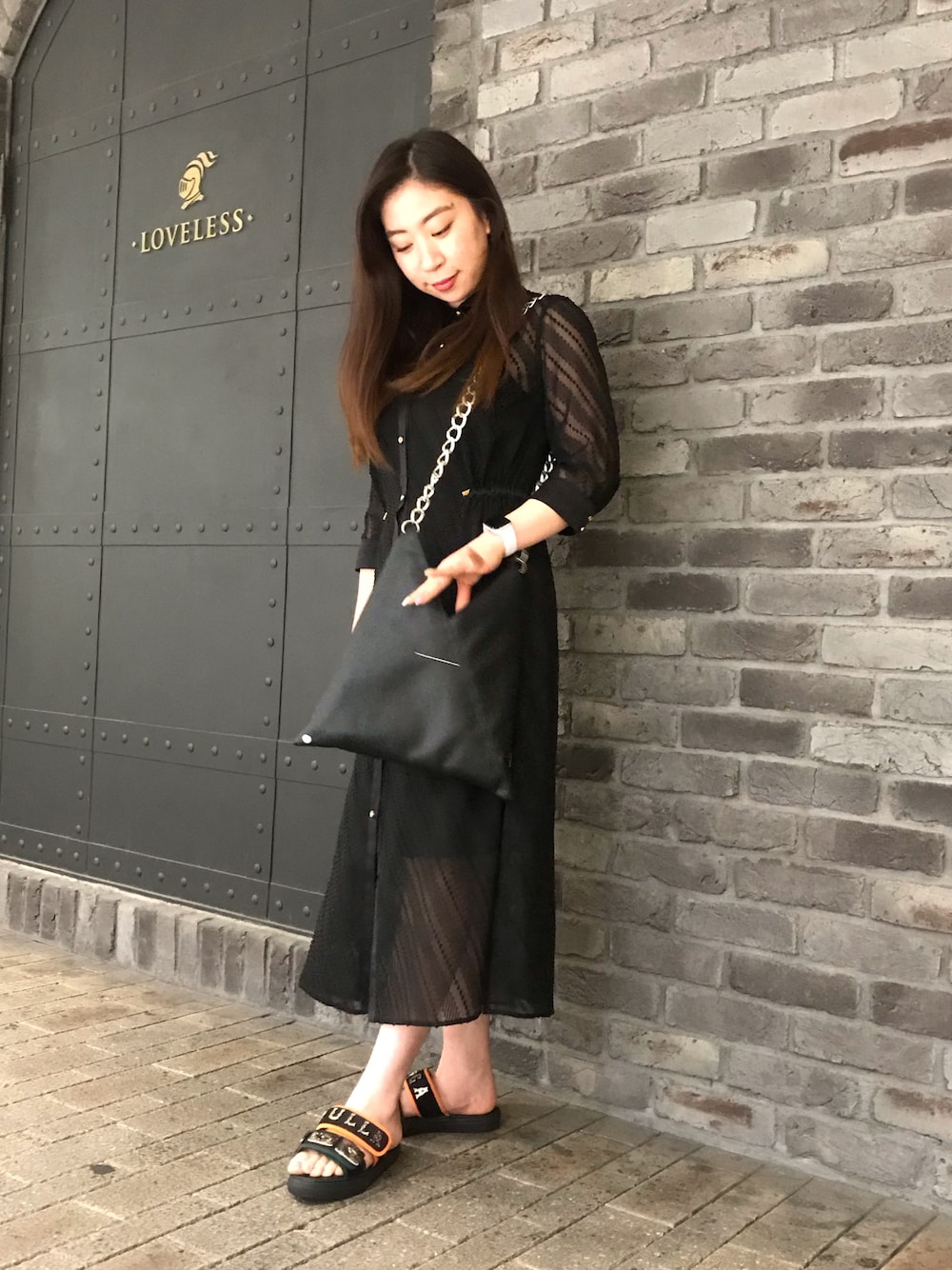 「TOGA、サンダル、シャツワンピ、LOVELESS、GUILD PRIME、セレクトショップ、TOGA PULLA、シアーワンピース、MM6 Maison Martin Margiela、はっ水加工」｜「MM6 Maison Martin Margielaのアイテム（ショルダーバッグ、ブラック系）」を使った、Imaokaさん（レディース・160cm）の夏コーディネートの1枚目の写真