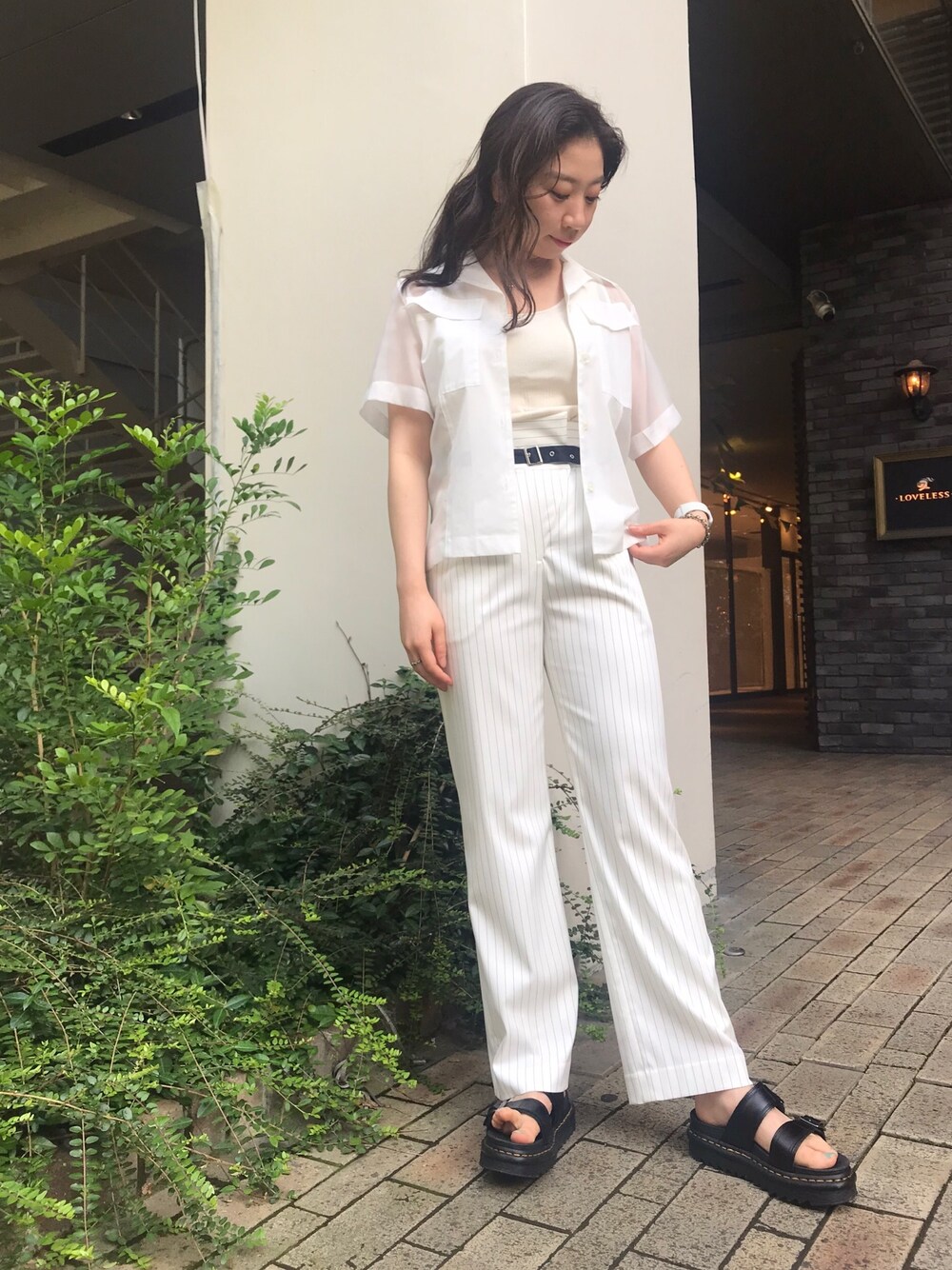 「LOVELESSの【otona MUSE掲載商品】ピンストライプ ベルテッド パンツ（その他パンツ、ホワイト系）」を使った、Imaokaさん（レディース・160cm）の夏コーディネートの1枚目の写真