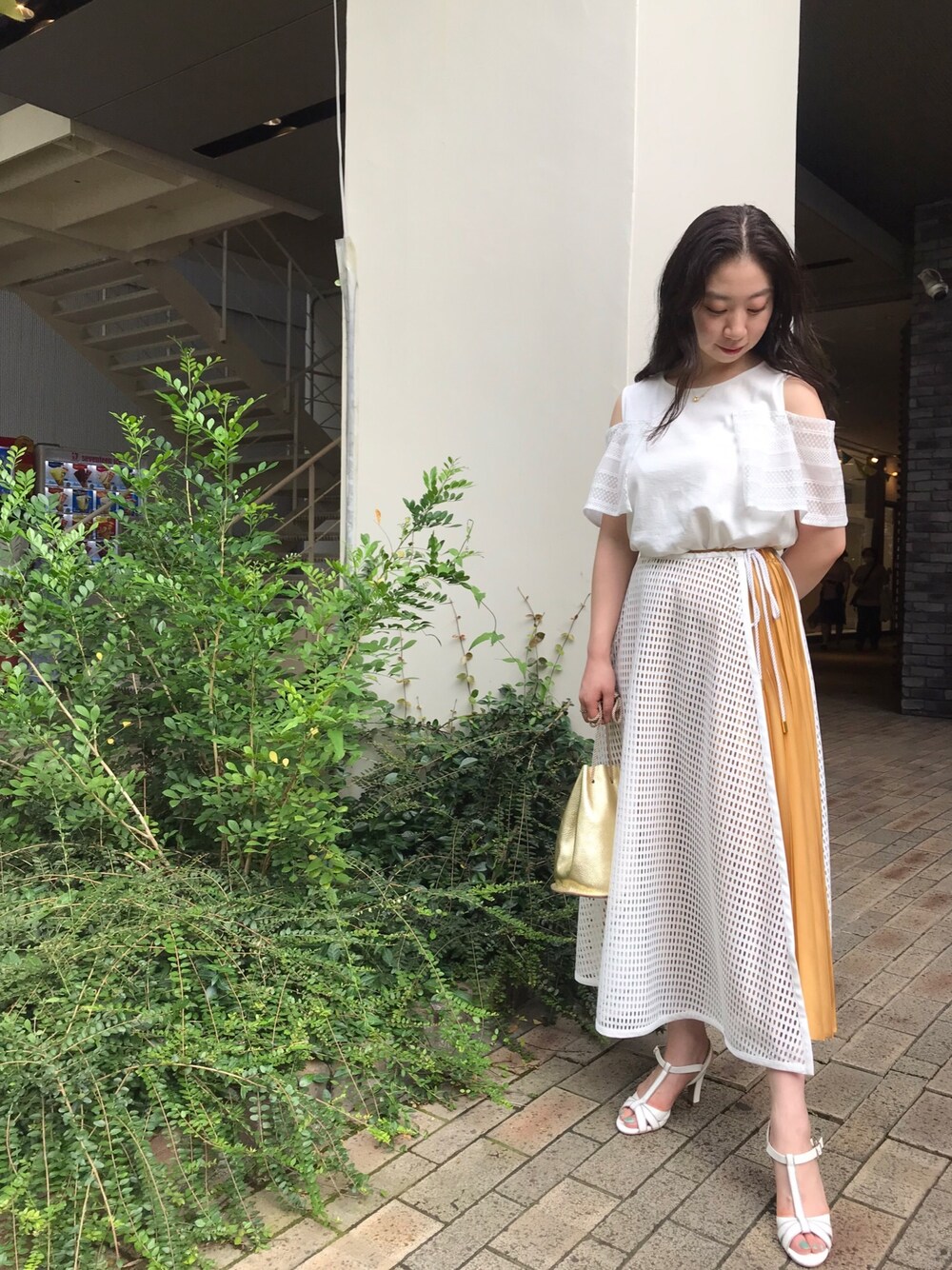 「夏、きれいめコーディネート、休日スタイル」｜「AVIEのアイテム（Tシャツ/カットソー、ホワイト系）」を使った、Imaokaさん（レディース・160cm）の夏コーディネートの1枚目の写真