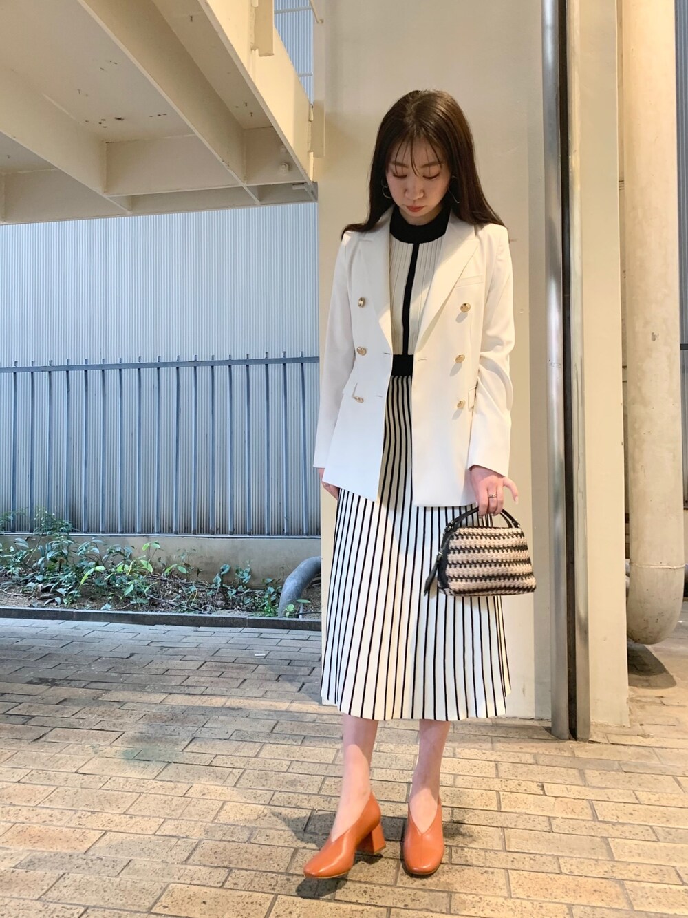 「ジャケット、ワンピース、パンプス、きれいめコーディネート、きれいめカジュアル、ホワイトコーデ、カラーパンプス、白ワンピース」｜「LOVELESSのホワイトコンケープド ダブルジャケット（テーラードジャケット、ホワイト系）」を使った、Imaokaさん（レディース・160cm）の春コーディネートの1枚目の写真