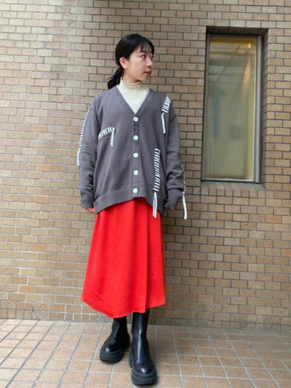 「カーディガン、カラースカート、大人カジュアル、休日スタイル、ootd、春コーデ、カラーコーデ」｜「LOVELESSの【UNISEX】ポイントスレッド カーディガン（カーディガン/ボレロ、グレー系）」を使った、Imaokaさん（レディース・160cm）の冬コーディネートの1枚目の写真