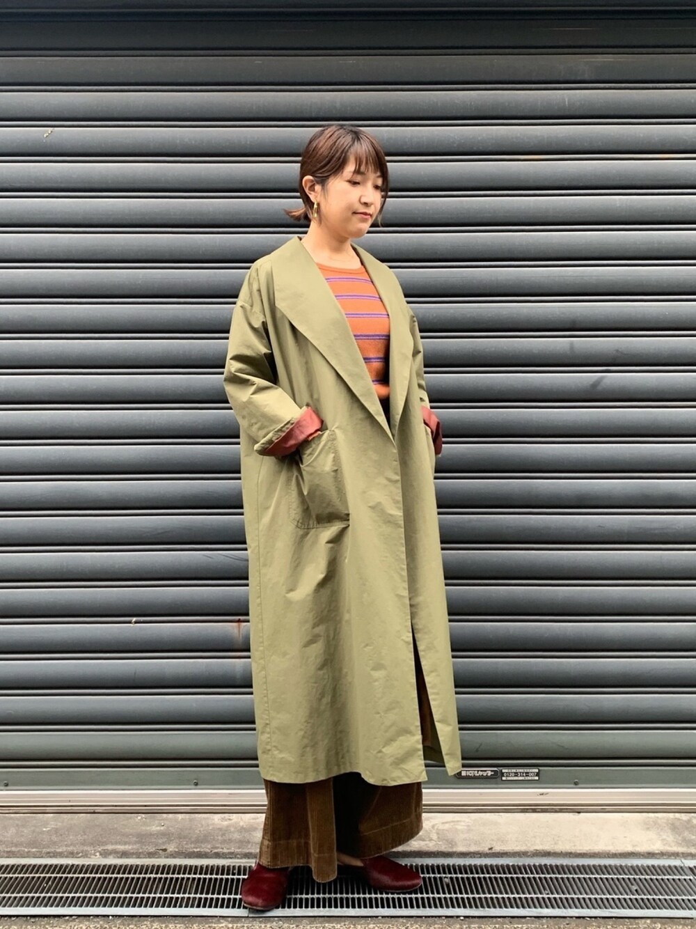 「コート、コーデュロイパンツ」｜「FIL DE FERのテレコダブルボーダー 長袖カットソー（Tシャツ/カットソー、ブラウン系）」を使った、koba.さん（レディース・169cm）の秋コーディネートの1枚目の写真