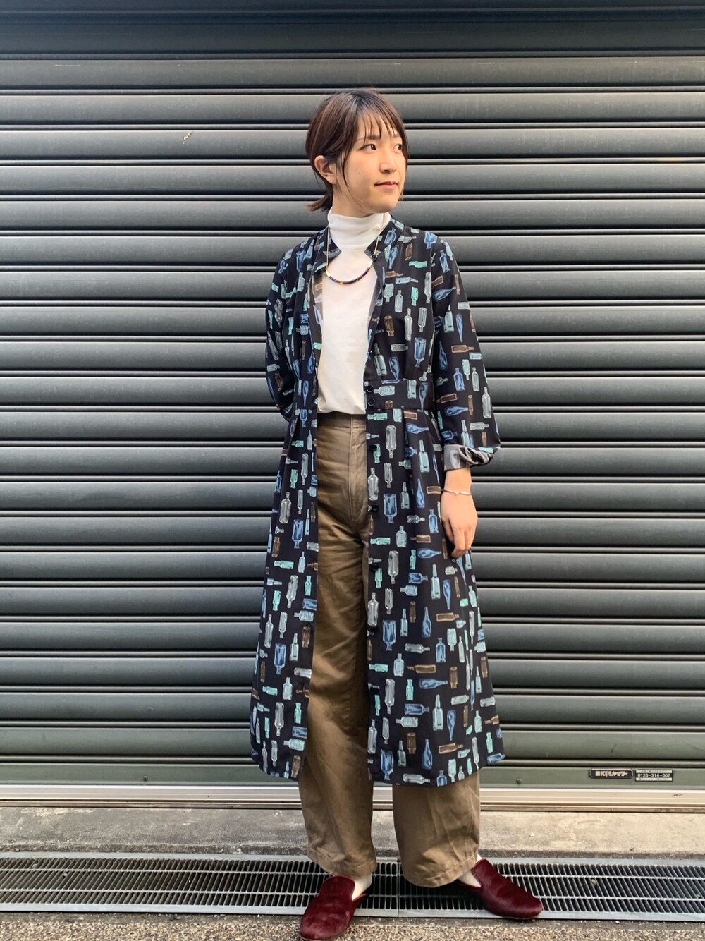 「ワンピース、プリント、カットソー」｜「NOMBRE IMPAIRの【BBM】ボトルプリント シャツワンピース（シャツワンピース、ブラック系）」を使った、koba.さん（レディース・169cm）の秋コーディネートの1枚目の写真