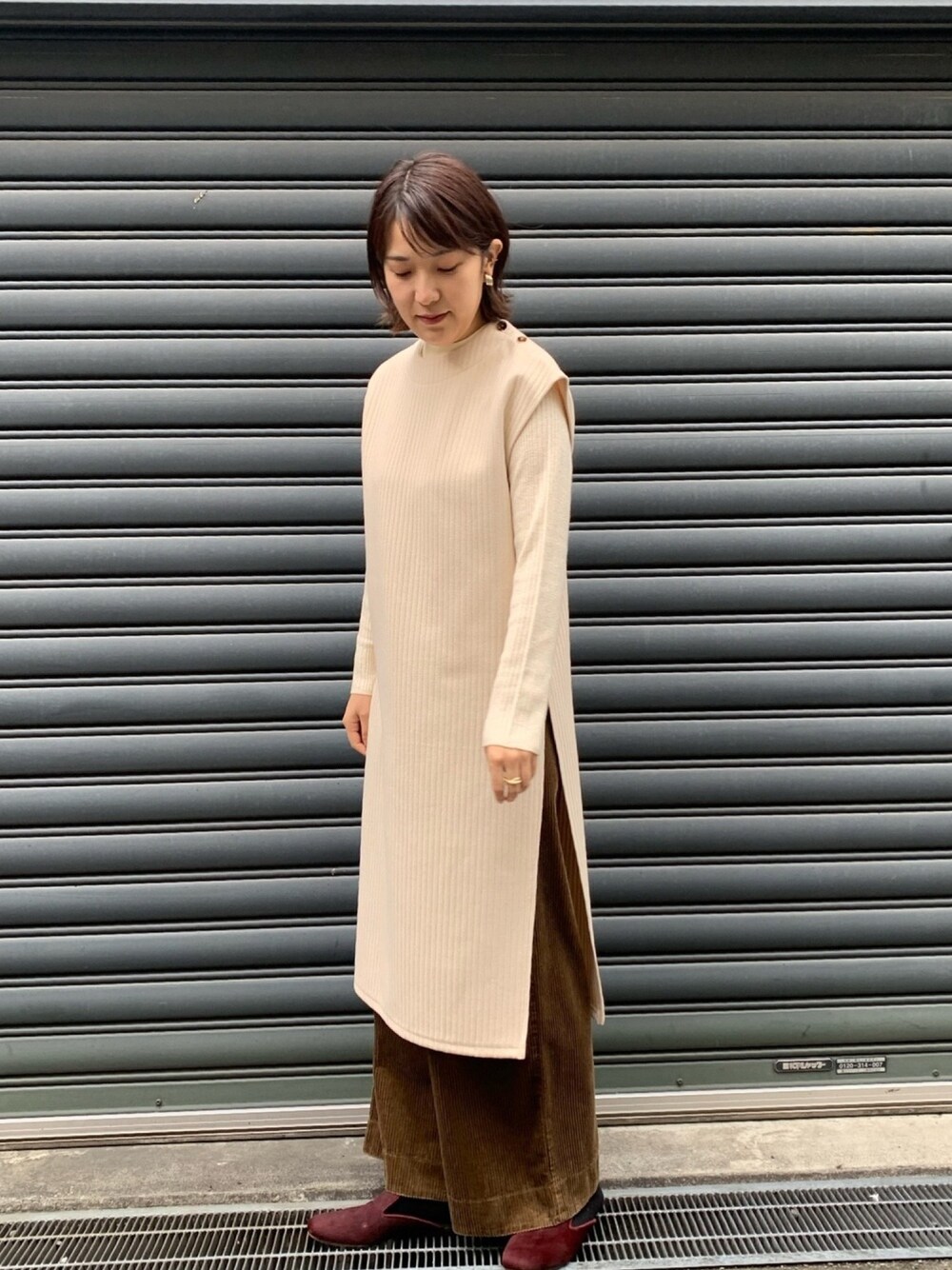 「パンツ、ベスト、ニット」｜「FIL DE FERのダブルリブ ロングワンピース（ワンピース、ホワイト系）」を使った、koba.さん（レディース・169cm）の秋コーディネートの1枚目の写真