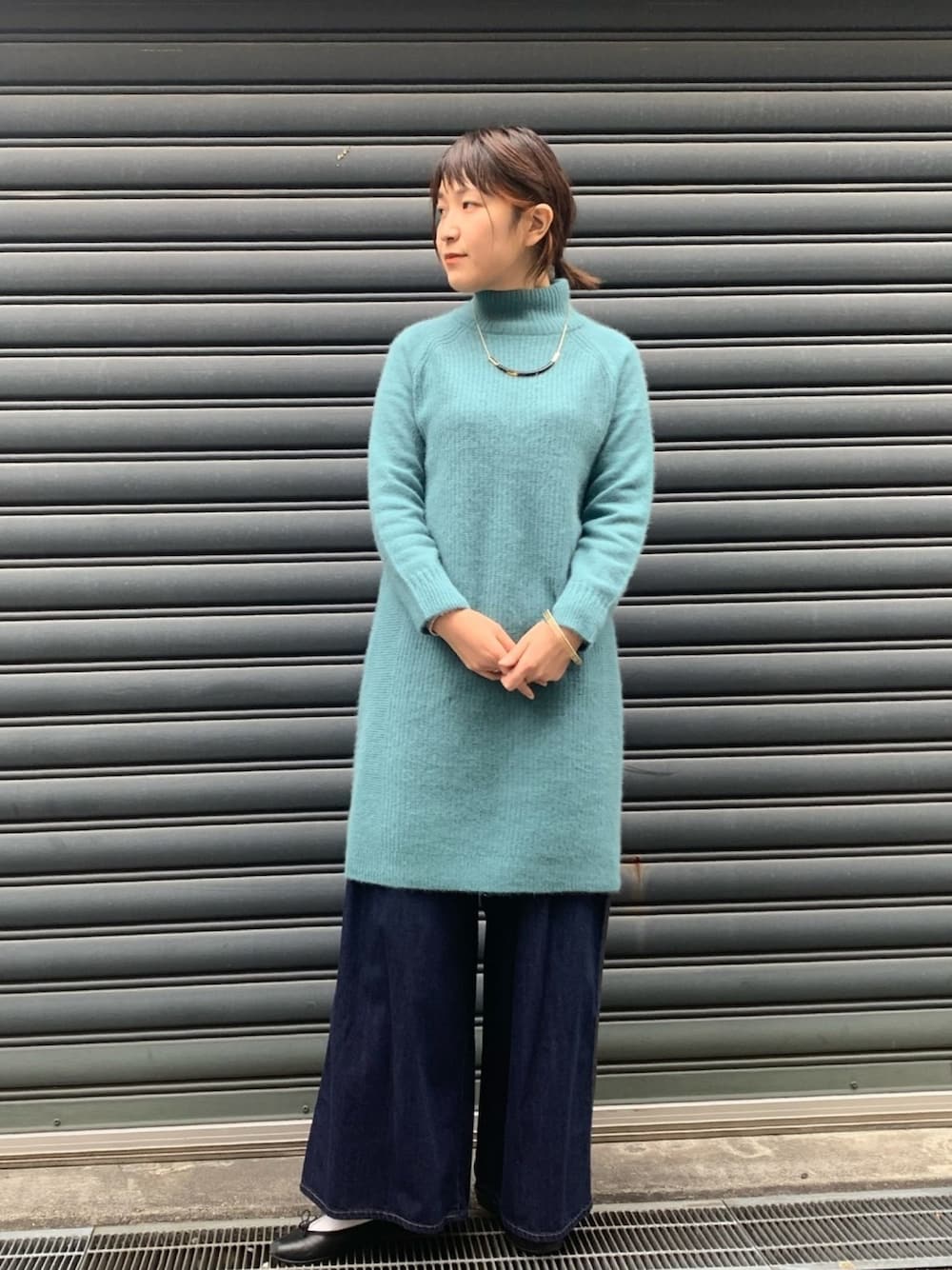 「デニム、ニットワンピース、べっ甲、FIL DE FER、NOMBRE IMPAIR、ワイドデニム」｜「NOMBRE IMPAIRのFox/W/Ny タートルネックワンピース（ワンピース、グリーン系）」を使った、koba.さん（レディース・169cm）の冬コーディネートの1枚目の写真