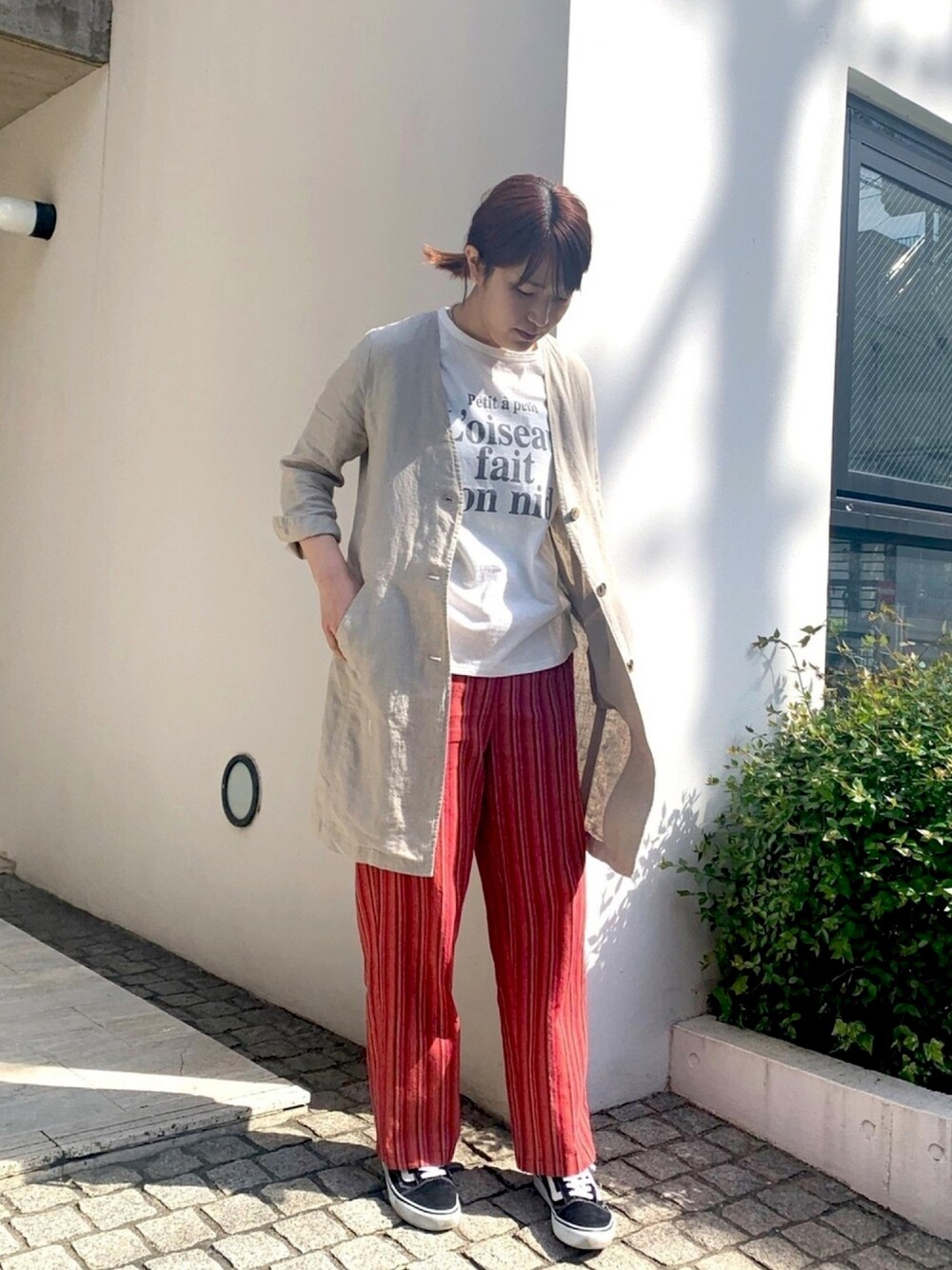 「スニーカー、柄パンツ、ピンク、休日スタイル、プリントT、主役はカラーパンツ」｜「NOMBRE IMPAIRのフレンチリネン Ｖカラーコート（ノーカラーコート、ホワイト系）」を使った、koba.さん（レディース・169cm）の春コーディネートの1枚目の写真