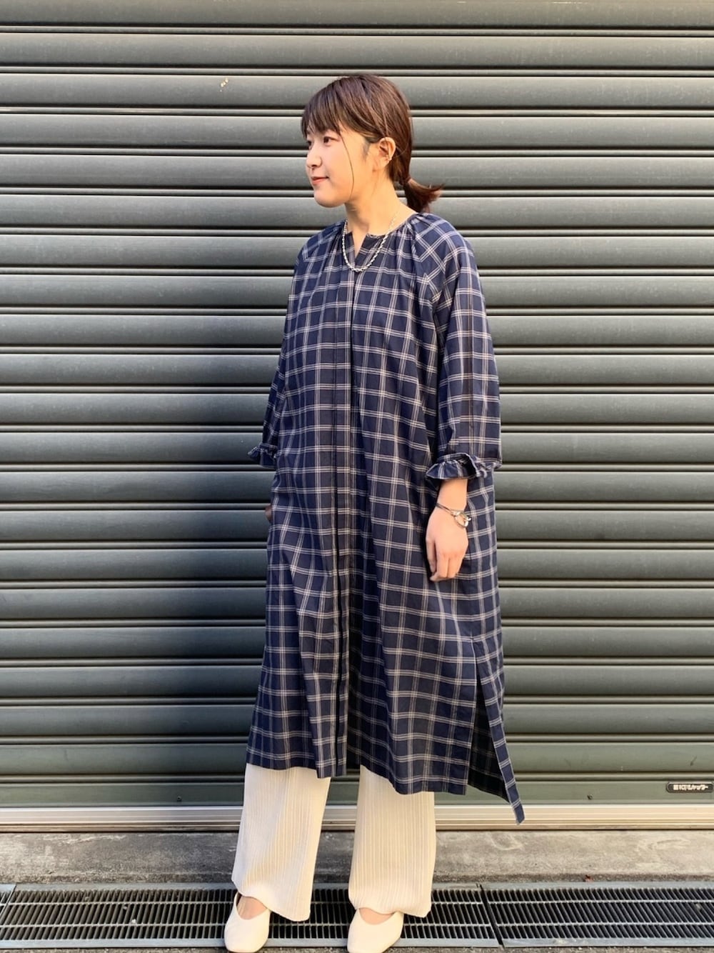 「シャツワンピース、大人カジュアル、チェックワンピース、リブパンツ」｜「NOMBRE IMPAIRの先染めチェック ギャザーワンピース（シャツワンピース、ブルー系）」を使った、koba.さん（レディース・169cm）の春コーディネートの1枚目の写真