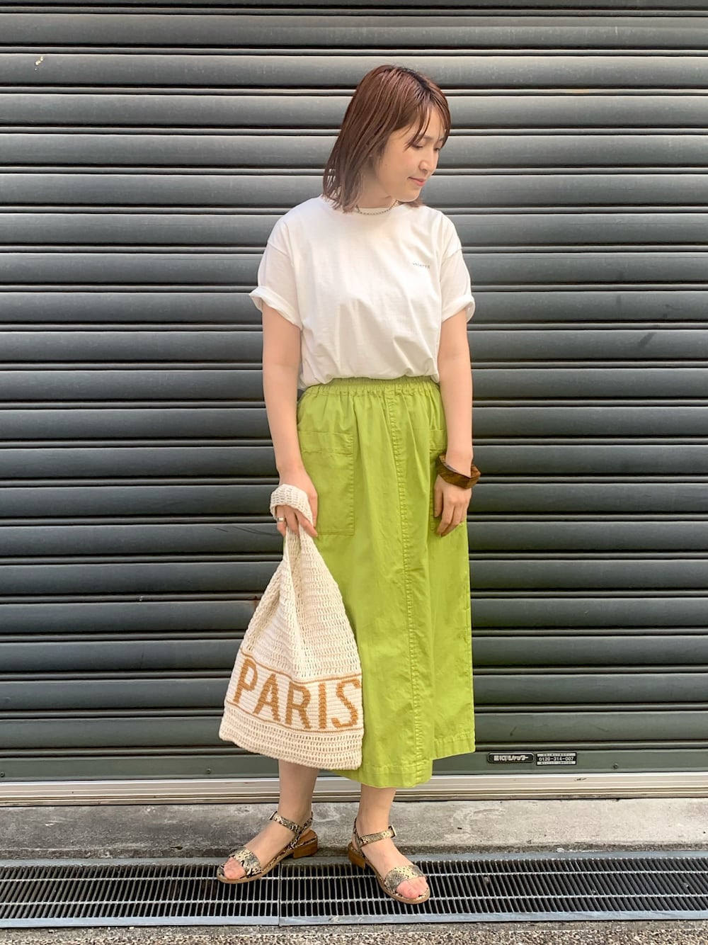 「グリーン、春夏コーデ、ラフコーデ、白Tシャツ」｜「FIL DE FERのBackプリント　半袖TEE（Tシャツ/カットソー、ホワイト系）」を使った、koba.さん（レディース・168cm）の春コーディネートの1枚目の写真