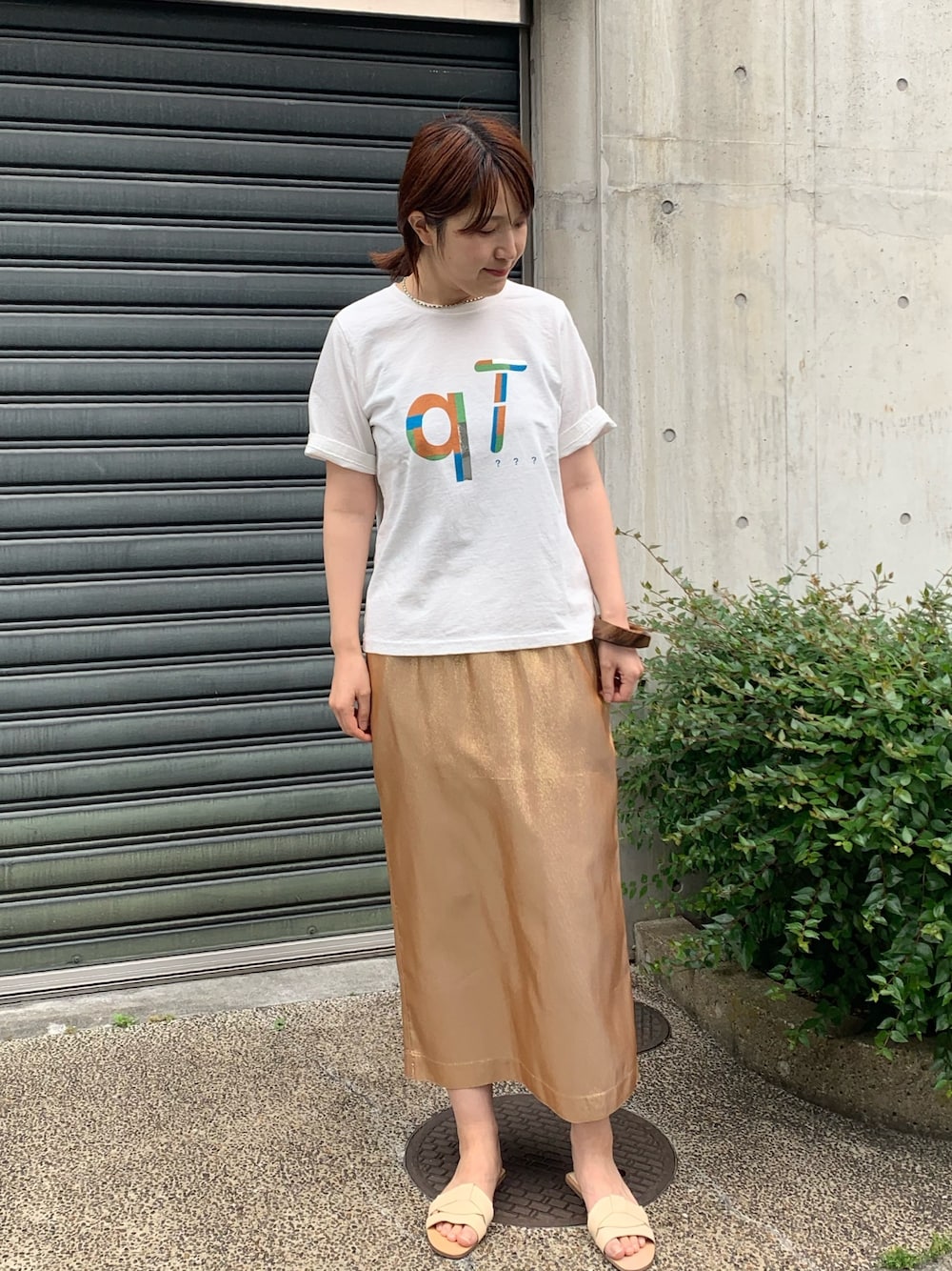 「ゴールド、プリントT、グリッター、夏コーデ」｜「FIL DE FERのクエスチョンプリント クルーネックTシャツ（Tシャツ/カットソー、ホワイト系）」を使った、koba.さん（レディース・168cm）の春コーディネートの1枚目の写真