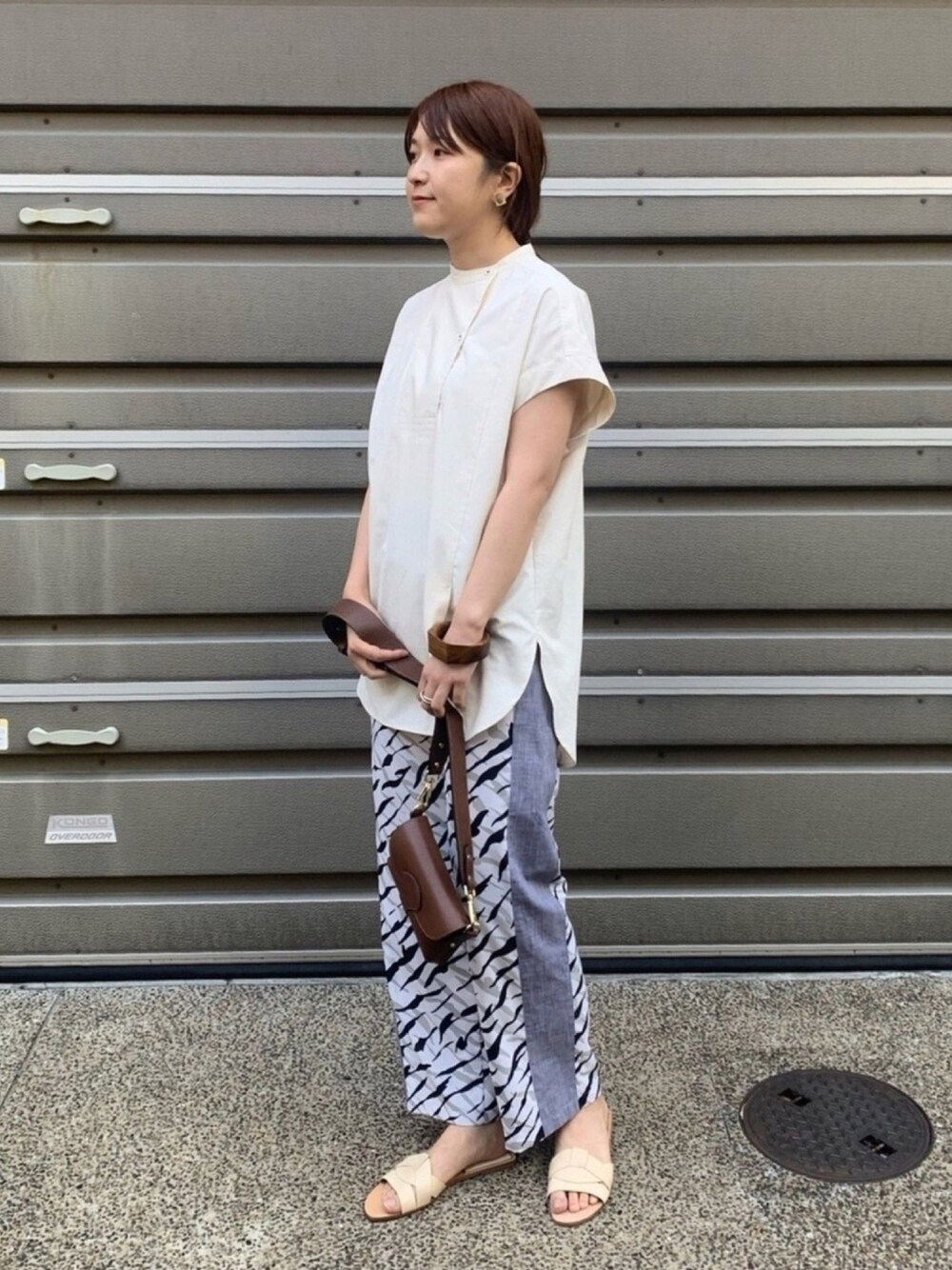 「柄パンツ、モード、チドリ柄、ミニバッグ、ゼブラ柄」｜「FIL DE FERのゼブラ×チドリ 側章付きパンツ（その他パンツ、グレー系）」を使った、koba.さん（レディース・168cm）の夏コーディネートの1枚目の写真