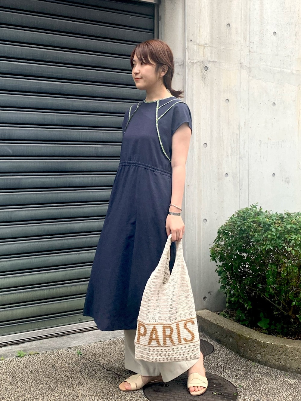 「ワンピース、レイヤード、ペイズリー柄、ネイビー、白パンツ、編みバッグ」｜「NOMBRE IMPAIRのペイズリー×無地コンビ　ウエストゴムOP（ワンピース、ブルー系）」を使った、koba.さん（レディース・168cm）の春コーディネートの1枚目の写真