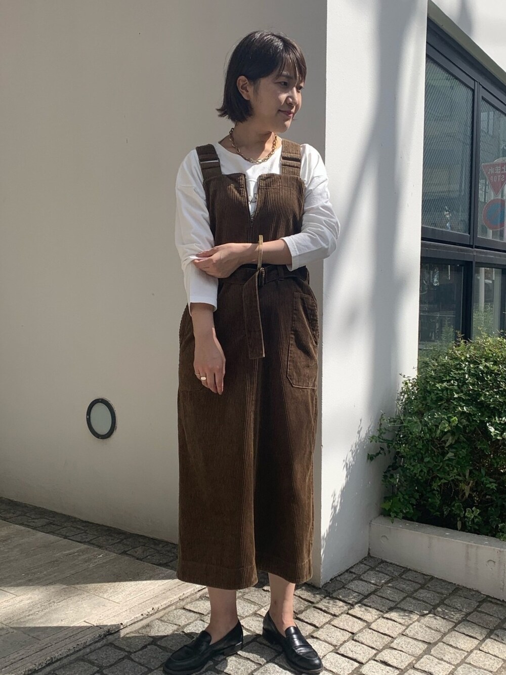 「コーデュロイ、ワンピース」｜「FIL DE FERの太コーデュロイ ジャンパースカート（ジャンパースカート、グレー系）」を使った、koba.さん（レディース・169cm）の夏コーディネートの1枚目の写真