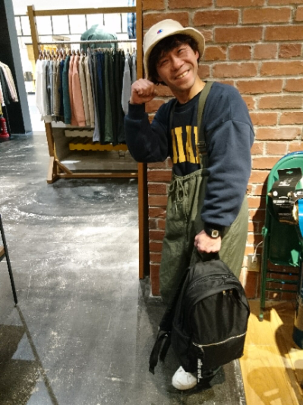 「スエット・サロペット ウイメンズです(^_^;)」｜「niko and...のオリジナル裏起毛カーブロゴスウェット【niko and ...】（スウェット、ブルー系）」を使った、ささおか ひろしさん（メンズ・164cm）の冬コーディネートの1枚目の写真