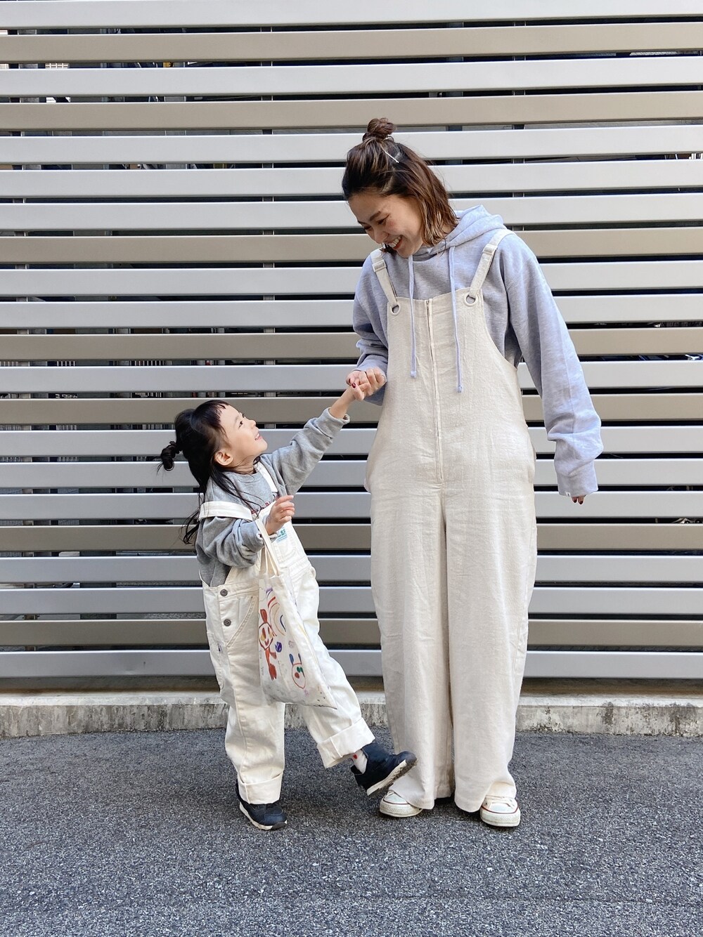「オーバーオール、サロペット、おやこーで。、母娘、カジュアルコーデ、スウェット、秋のコーデ、女の子コーデ、ママコーデ」｜「antiquaの【ZOZO限定】大人気サロペをアップデート。高級感溢れるバツグンの風合い。  フロントジップサロペット（サロペット/オーバーオール、ホワイト系）」を使った、utasoraさん（キッズ・100cm）の秋コーディネートの1枚目の写真