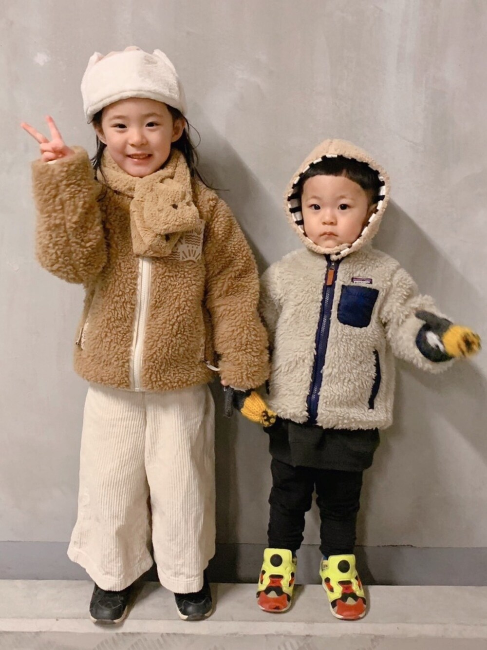 「あったかコーデ、カジュアルコーデ、姉弟、patagonia、キッズコーデ、もこもこ、フライトキャップ、ポンプフューリー、公園コーデ、モコモコアウター」｜「patagoniaのパタゴニア ベビー レトロX ジャケット（その他アウター、ブラウン系）」を使った、utasoraさん（キッズ・100cm）の冬コーディネートの1枚目の写真