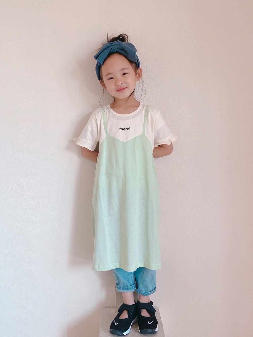 「ワンピース、Tシャツワンピ、ヘアバンド、デニムパンツ、エアリフト、ラフスタイル、休日スタイル」｜「TOYTOYTOYのアイテム（ワンピース/ドレス、グリーン系）」を使った、utasoraさん（キッズ・110cm）の夏コーディネートの1枚目の写真