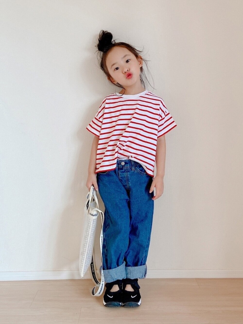 「デニムパンツ、ボーダー、クリアバッグ、エアリフト、カジュアルコーデ、休日スタイル、シンプルコーデ」｜「GUのアイテム（デニムパンツ、ブルー系）」を使った、utasoraさん（キッズ・110cm）の夏コーディネートの1枚目の写真