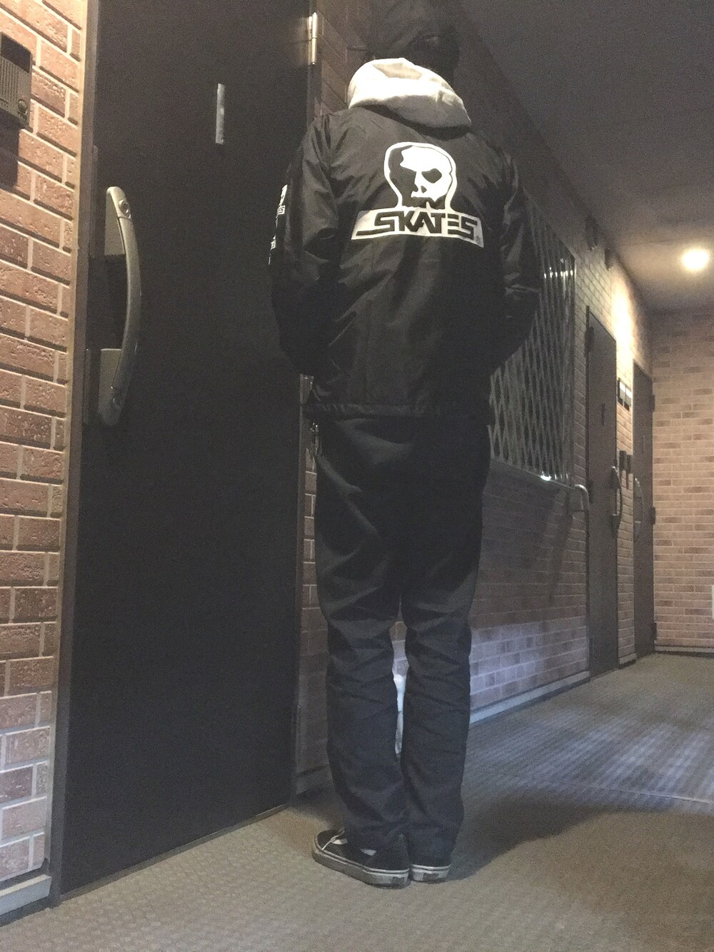 「スケータースタイル、スカルスケーツ、SKULLSKATES」｜「SKULL SKATESのアイテム（ナイロンジャケット、ブラック系）」を使った、たくちゃんさん（メンズ・181cm）の冬コーディネートの1枚目の写真