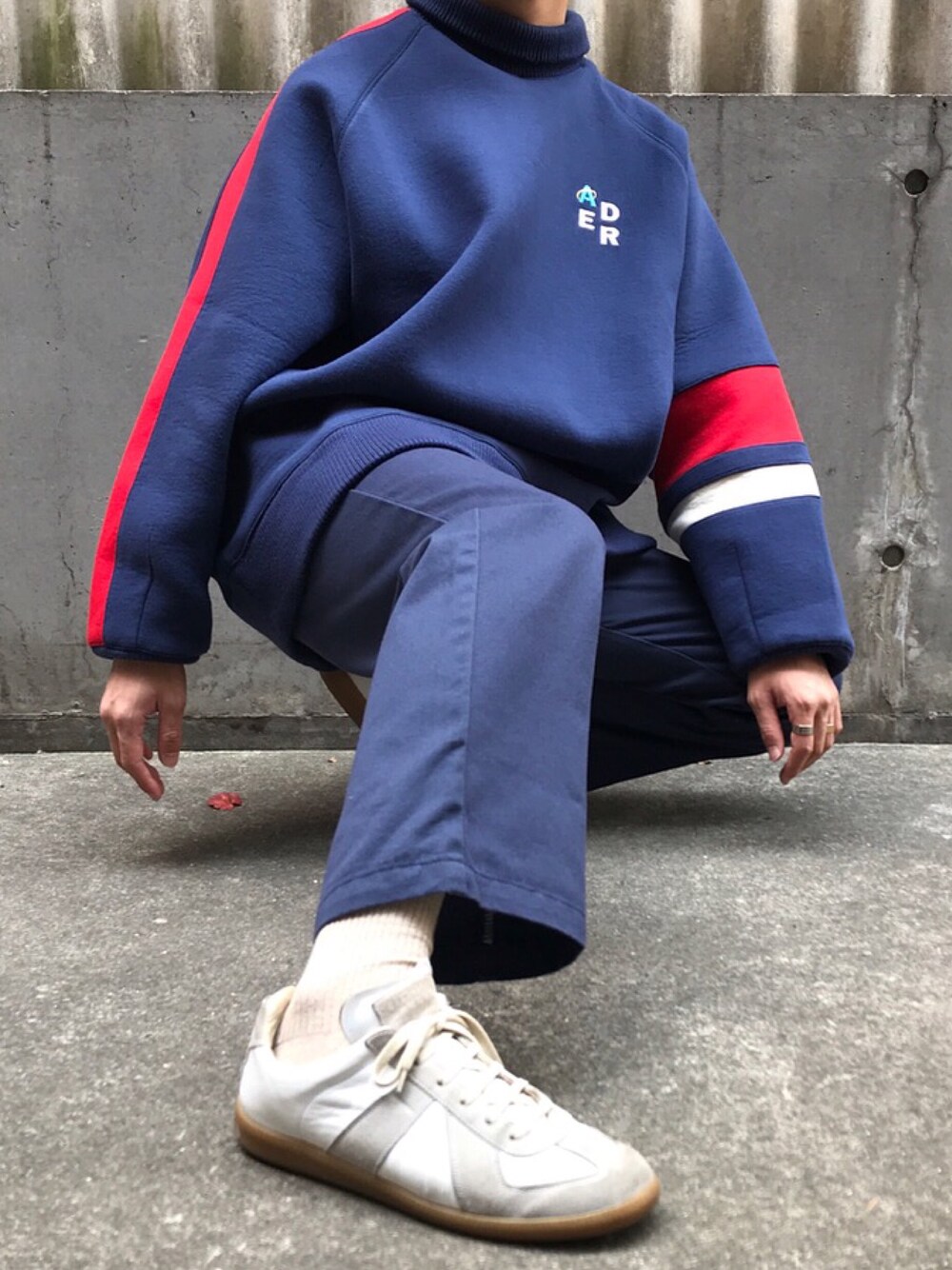 「高校生、ADER error、Martin Margiela」｜「ADER errorのアイテム（スウェット、ブルー系）」を使った、ヨヒラさん（メンズ・174cm）の冬コーディネートの1枚目の写真