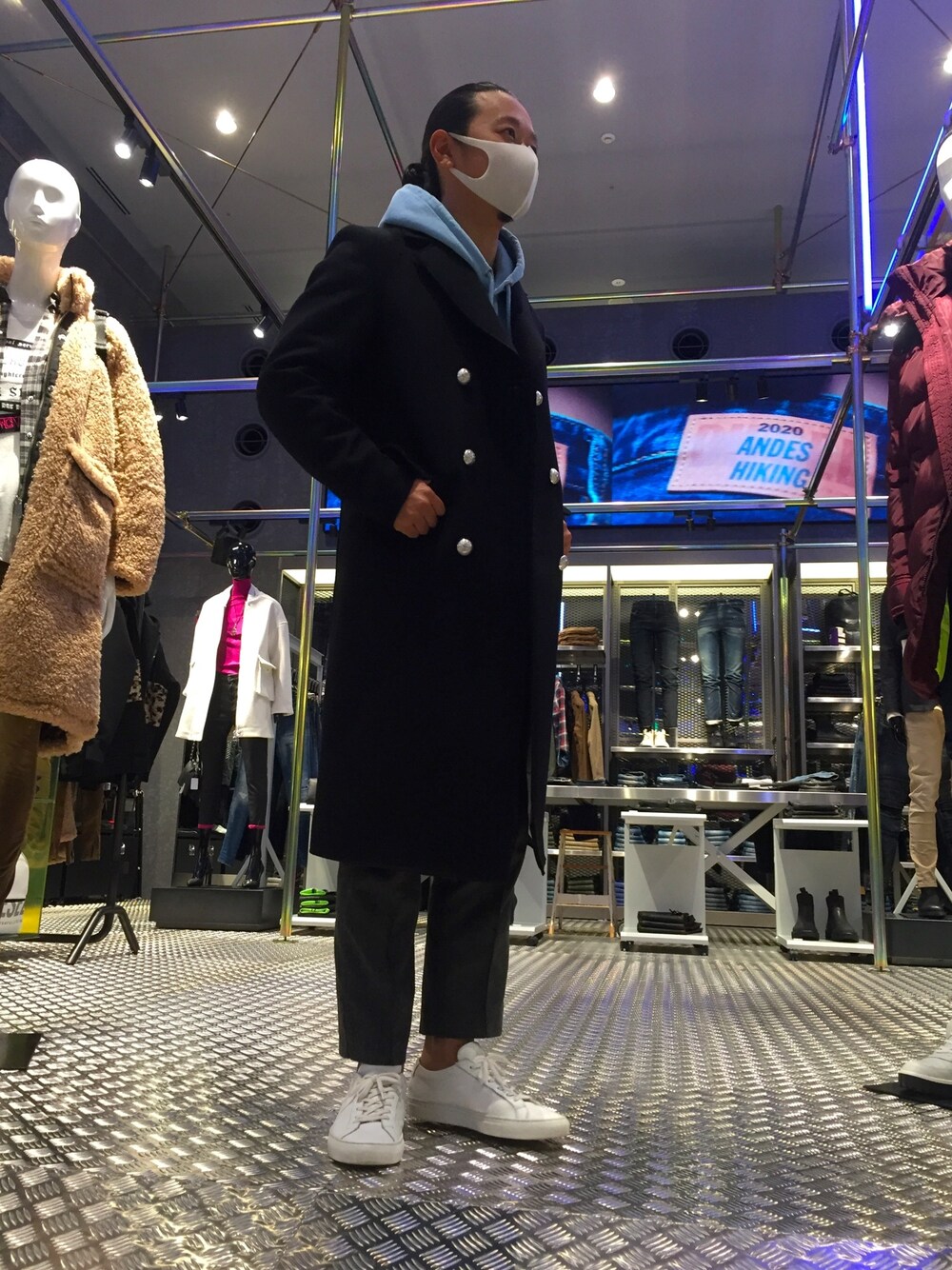 「DIESELのアイテム（トレンチコート、ブルー系）」を使った、yuichi.somatomoさん（メンズ・170cm）の秋コーディネートの1枚目の写真