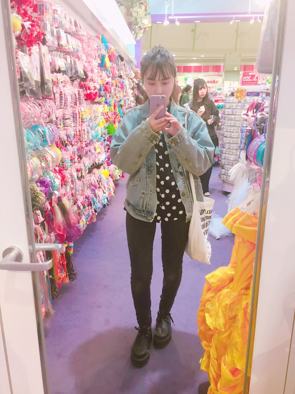 「パンツスタイル、ジージャン、みずたま、黒スキニー、ラバーソール、フォローミー、いいね」｜「H&Mのアイテム（デニムジャケット、ブルー系）」を使った、모에네さん（レディース・156cm）の冬コーディネートの1枚目の写真