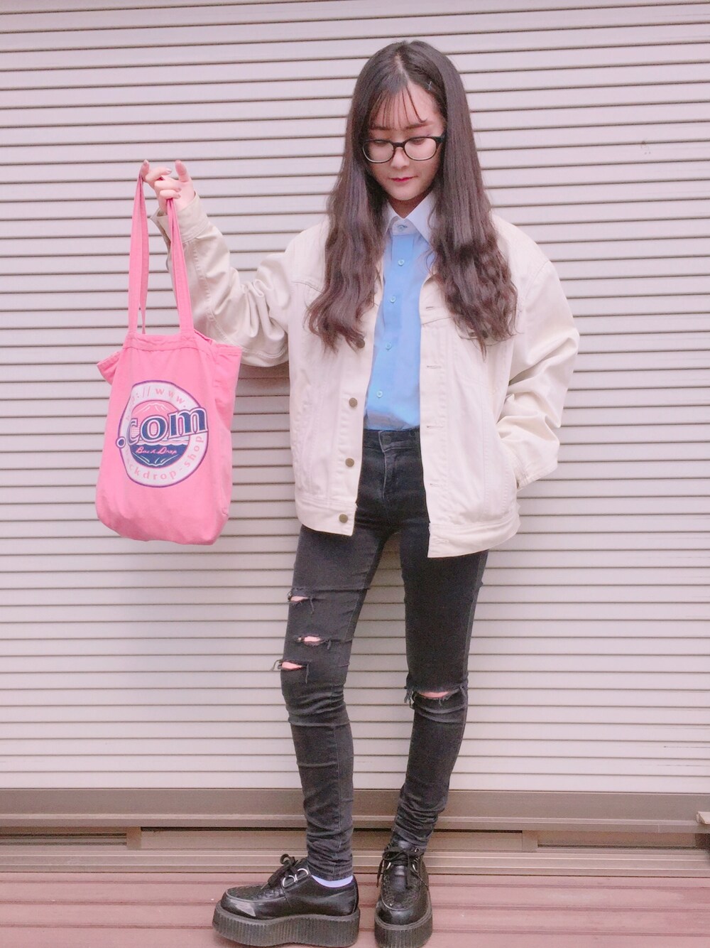 「韓国ファッション、大人カジュアル、ダメージデニムパンツ、みずいろ」｜「BACKDROPのアイテム（トートバッグ、ピンク系）」を使った、모에네さん（レディース・156cm）の春コーディネートの1枚目の写真