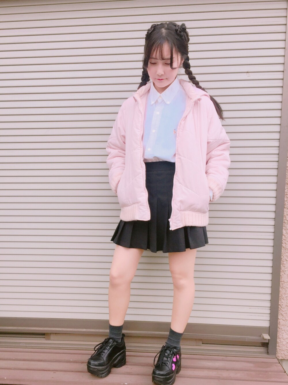 「春コーデ、アンニュイ、WC、SPINNS、プリーツスカート、スニーカー」｜「SPINNSの恋するミニスカート（スカート、ブラック系）」を使った、모에네さん（レディース・156cm）の春コーディネートの1枚目の写真