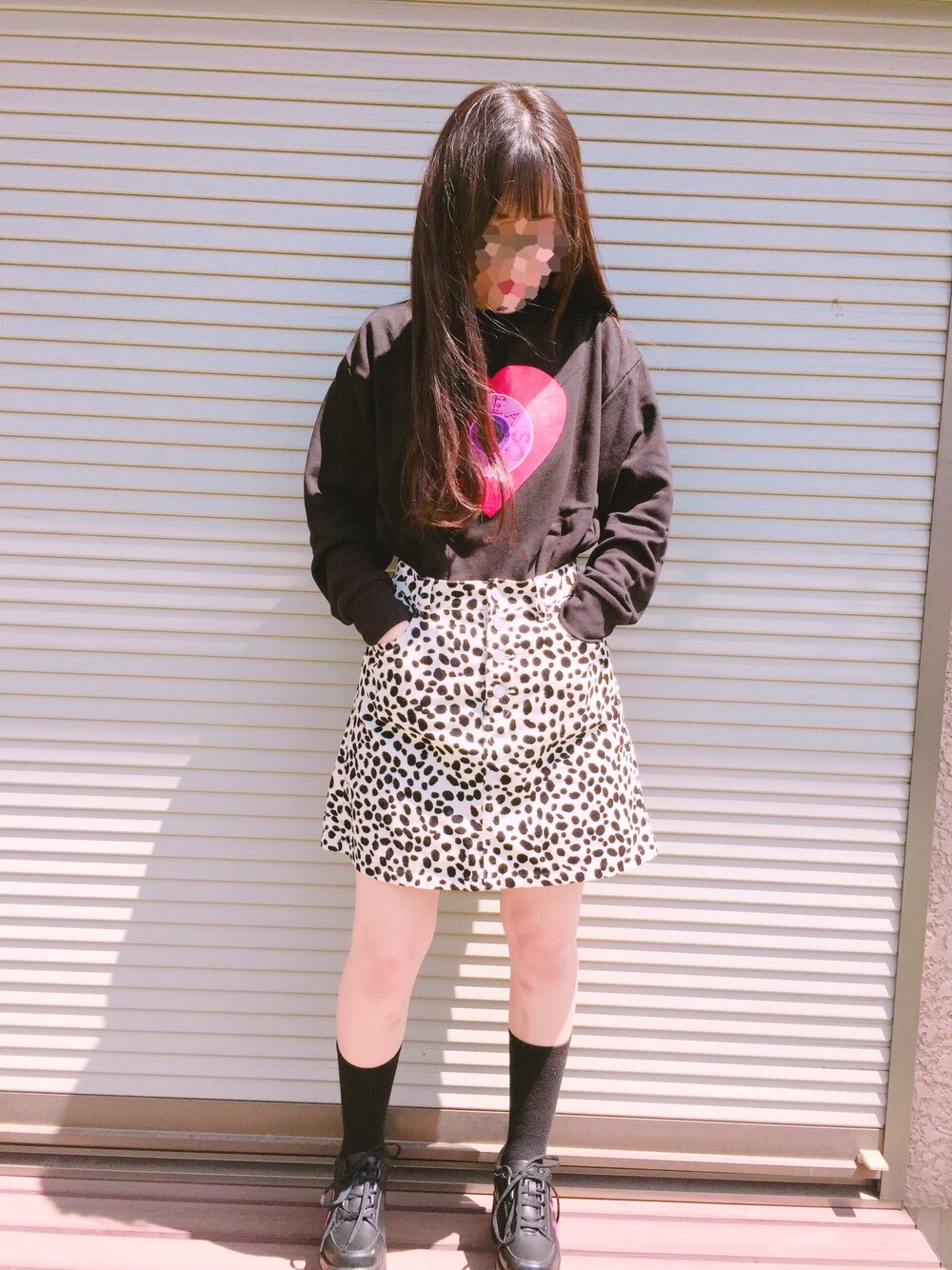 「WEGO、WC、デニム、スカート、black」｜「WCのアイテム（Tシャツ/カットソー、ブラック系）」を使った、모에네さん（レディース・156cm）の春コーディネートの1枚目の写真