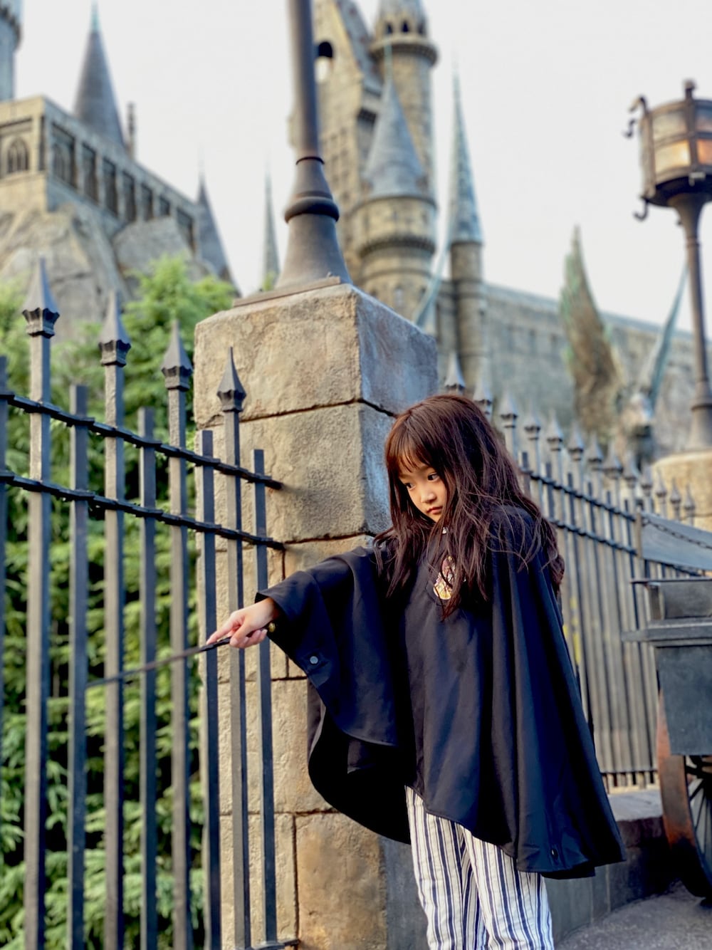 「ハリーポッター、USJ、ユニバ、ユニバーサルスタジオジャパン、ハーマイオニー」｜「ユニバーサルスタジオのアイテム（ポンチョ、ブラック系）」を使った、ここ　　さん（キッズ・120cm）の秋コーディネートの1枚目の写真