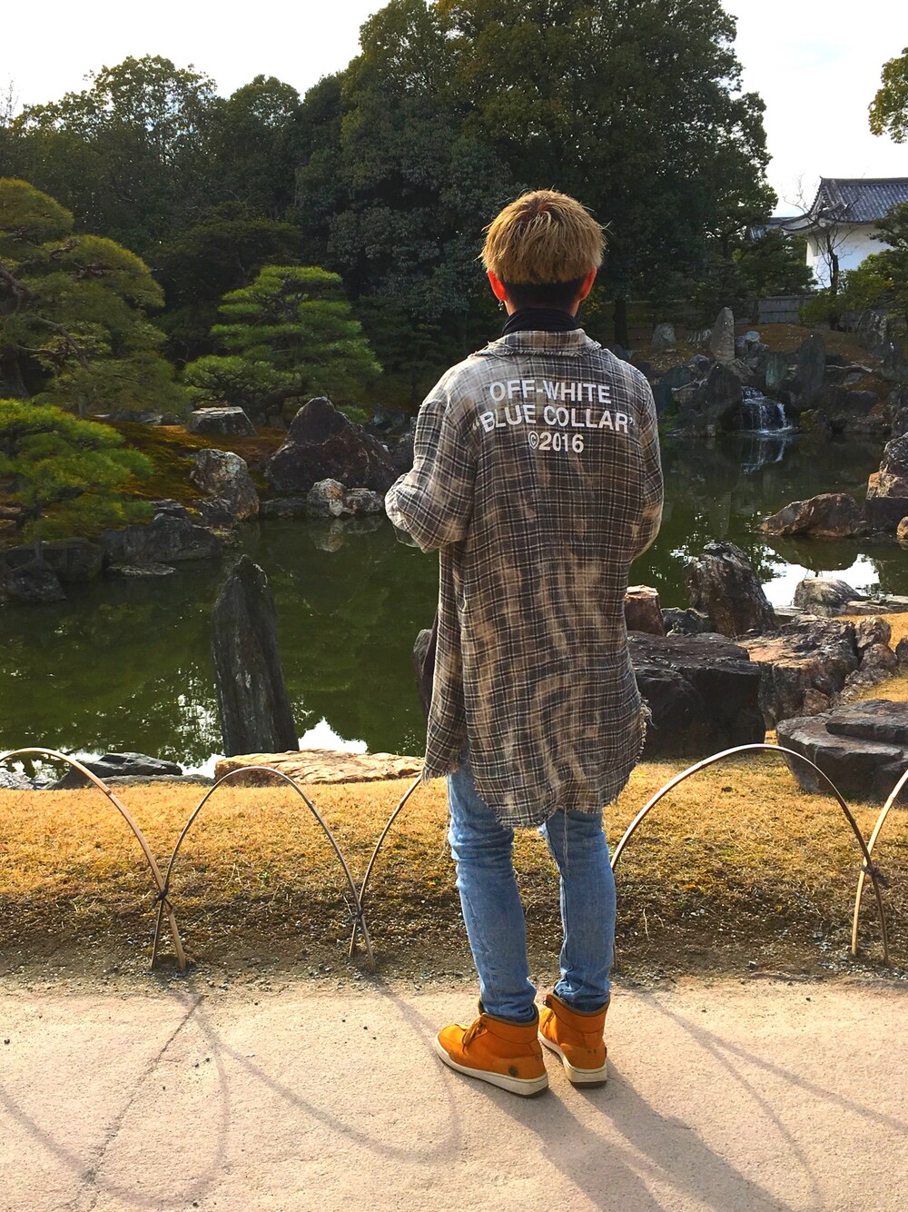 「デニムパンツ、オフホワイト、スニーカー、春コーデ」｜「off whiteのアイテム（シャツ/ブラウス、ベージュ系）」を使った、tomoyangさん（メンズ・175cm）の春コーディネートの1枚目の写真