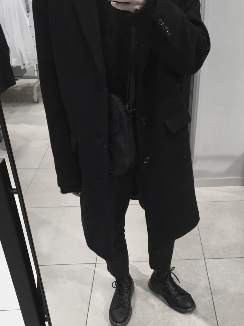 「冬コーデ、コート、オールブラック、ブーツ、H&M、Bershka、黒、モード」｜「H&Mのアイテム（ショルダーバッグ、ブラック系）」を使った、Lizardさん（メンズ・172cm）の冬コーディネートの1枚目の写真