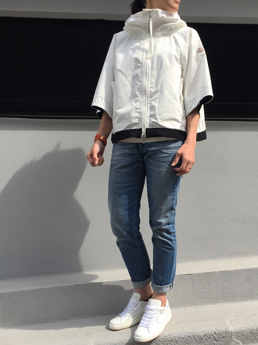 「シンプル、オトナカジュアル、RAWLIFE、代官山、デニム、MONCLER、カジュアル、ootd、スニーカー、シンプルコーデ」｜「MONCLERのアイテム（ブルゾン、ホワイト系）」を使った、53himiさん（レディース・161cm）の春コーディネートの1枚目の写真