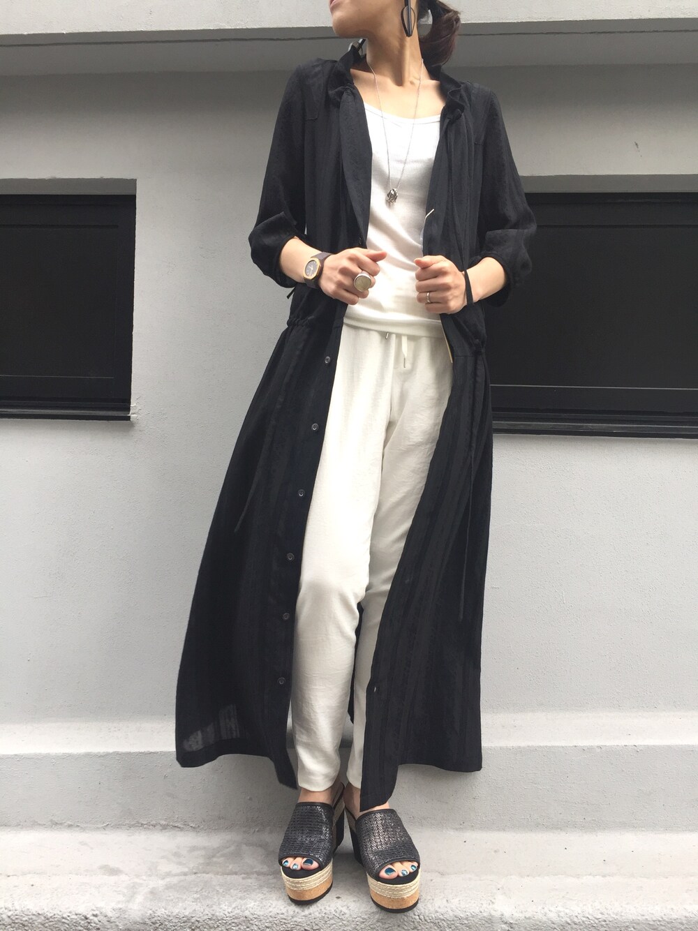 ホワイト系のタンクトップ、ホワイト系のその他パンツ、ブラック系のシャツワンピースを着用したレディースの春コーディネートの1枚目の写真