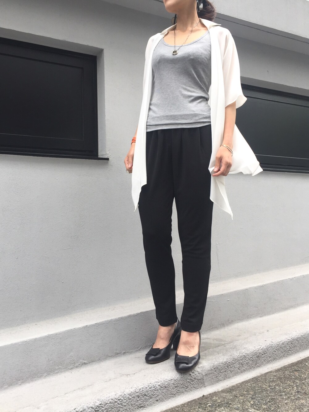 「夏コーデ、ootd、ブラック、ホワイト、シャツスタイル、RAWLIFE、代官山、大人カジュアル、モノトーン、２ＷＡＹ」｜「RawtusのRawtus ストレッチテーパードパンツ（その他パンツ、ブラック系）」を使った、53himiさん（レディース・161cm）の春コーディネートの1枚目の写真