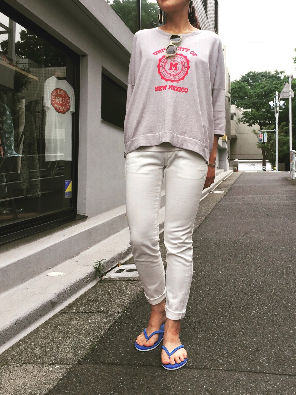「シンプル、夏コーデ、シンプルコーデ、夏、大人カジュアル、デニム、RAWLIFE、代官山、カジュアル、カジュアルコーデ」｜「VERYNERDの【VERYNERD】GINZA（サングラス、ホワイト系）」を使った、53himiさん（レディース・161cm）の夏コーディネートの1枚目の写真