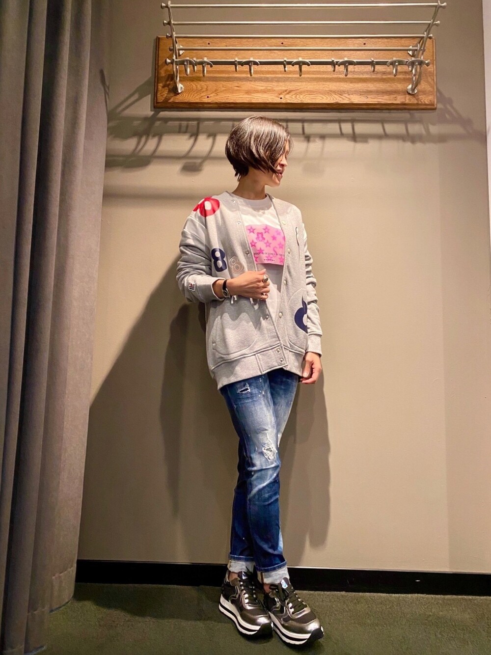 「秋コーデ、大人カジュアル、カジュアル、カジュアルコーデ、オトナカジュアル、パンツスタイル、デニム、スニーカー、ママコーデ、秋のコーデ」｜「mutaの【Safari11月号掲載】muta MARINE/ムータ マリン/別注スウェットスタジャン（ブルゾン、グレー系）」を使った、53himiさん（レディース・161cm）の秋コーディネートの1枚目の写真