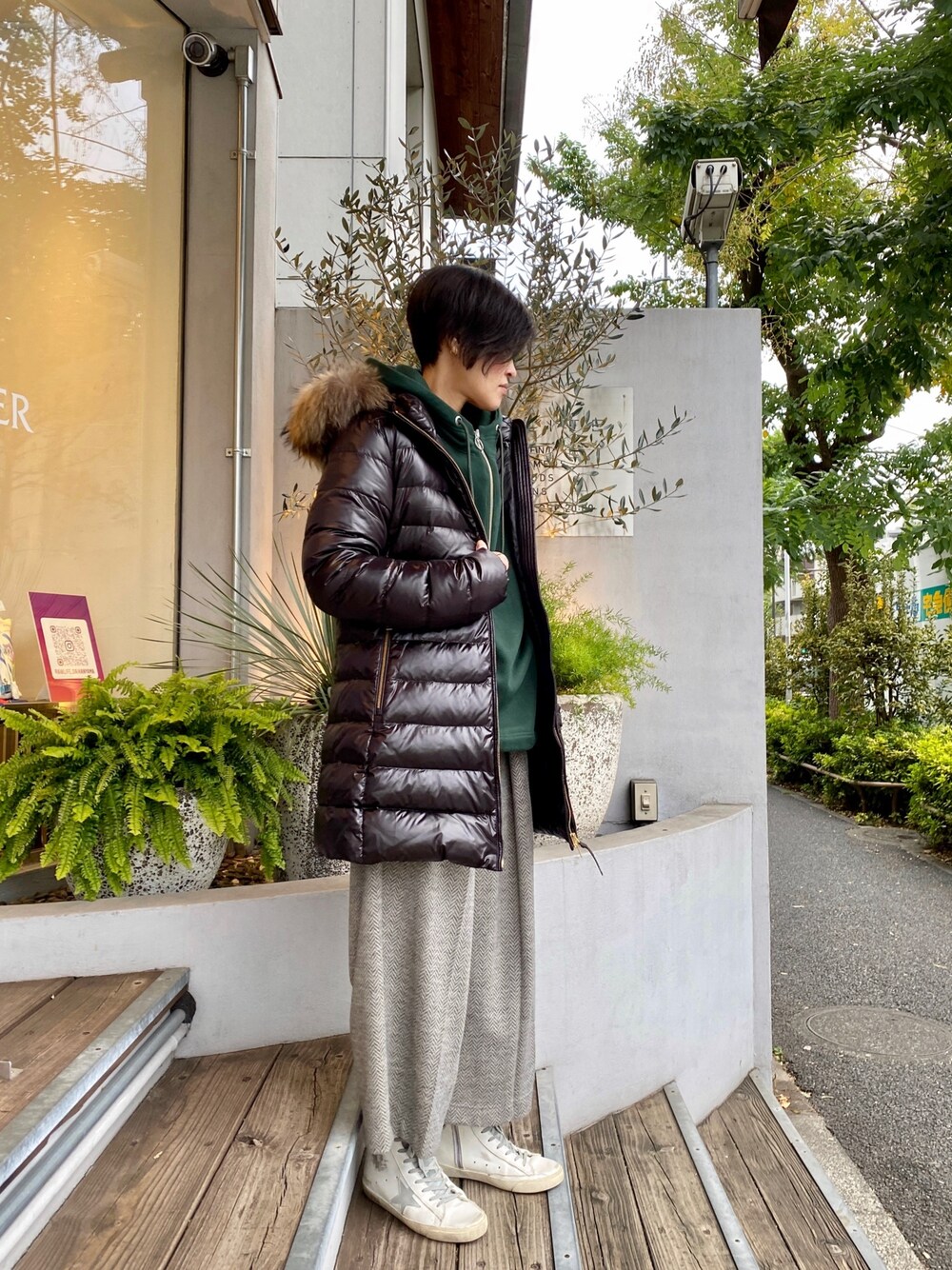 「冬コーデ、カジュアル、カジュアルコーデ、オトナカジュアル、大人カジュアル、シンプル、シンプルコーデ、ママコーデ、スニーカー、パーカー」｜「ROBES&CONFECTIONSのRobes&Confections/ローブス&コンフェクションズ/ﾊｰﾌZIPﾊﾟｰｶｰ（パーカー、グリーン系）」を使った、53himiさん（レディース・161cm）の秋コーディネートの1枚目の写真