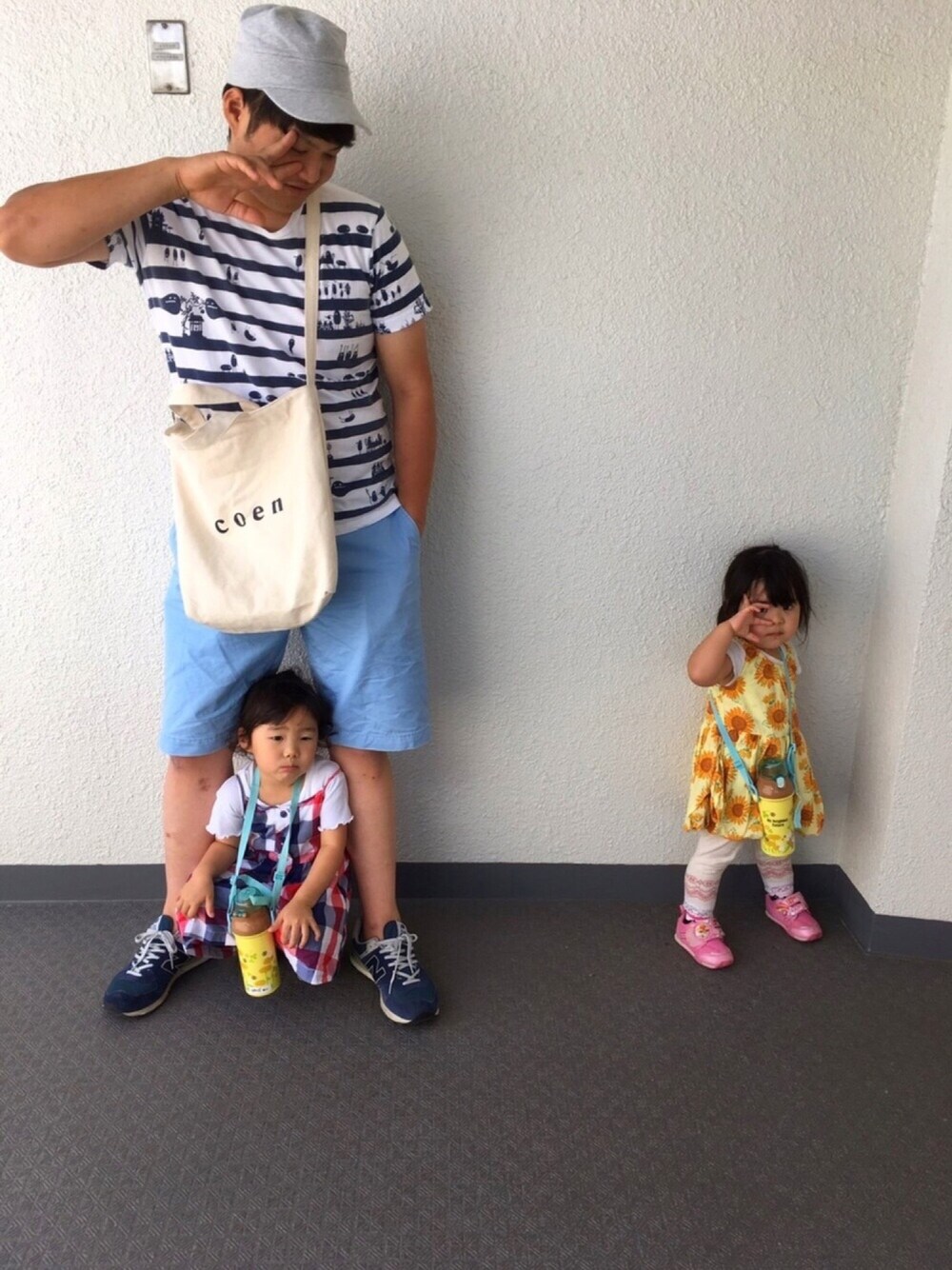 ホワイト系のTシャツ/カットソー、ブルー系のその他パンツ、ブルー系のスニーカーを着用したメンズの夏コーディネートの1枚目の写真