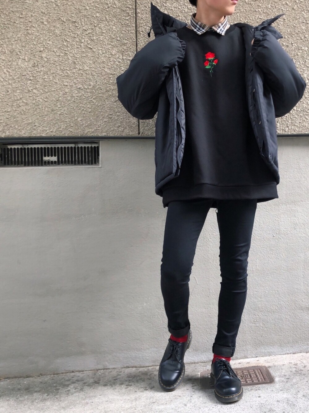 ブラック系のダウンジャケット/コート、イエロー系のシャツ/ブラウス、ブラック系のドレスシューズを着用したメンズの冬コーディネートの1枚目の写真