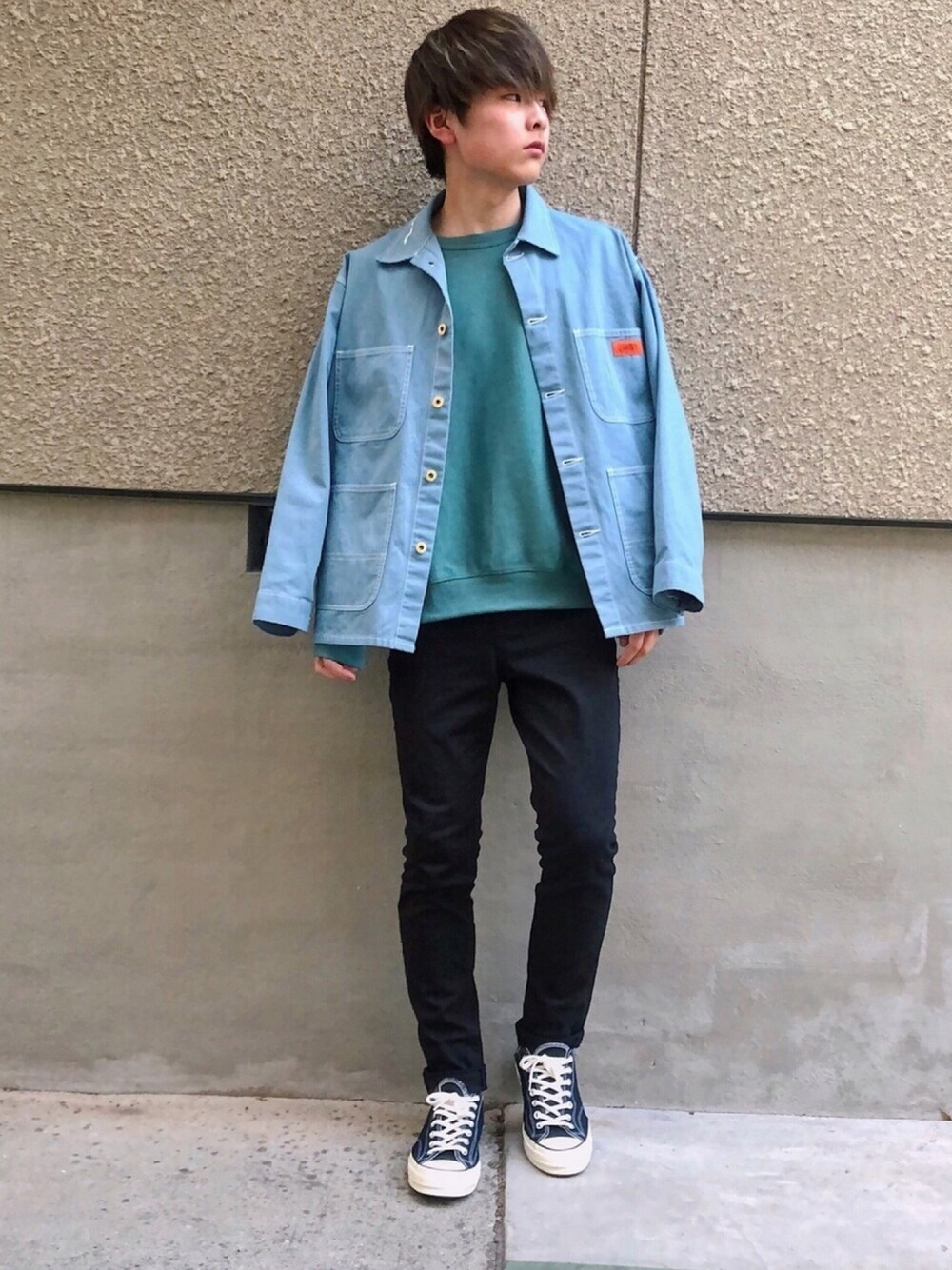 「春、春コーデ、きれいめカジュアル、キレイめ、黒スキニー、GU、カバーオール、スウェット、converse」｜「GUのスウェットプルオーバー B（スウェット、グリーン系）」を使った、Tenshinさん（メンズ・172cm）の春コーディネートの1枚目の写真