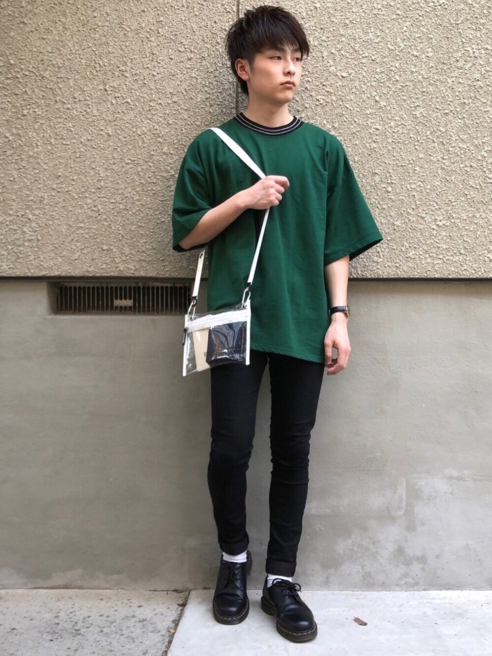 グリーン系のTシャツ/カットソー、ブラック系のその他パンツ、ホワイト系のショルダーバッグを着用したメンズの春コーディネートの1枚目の写真