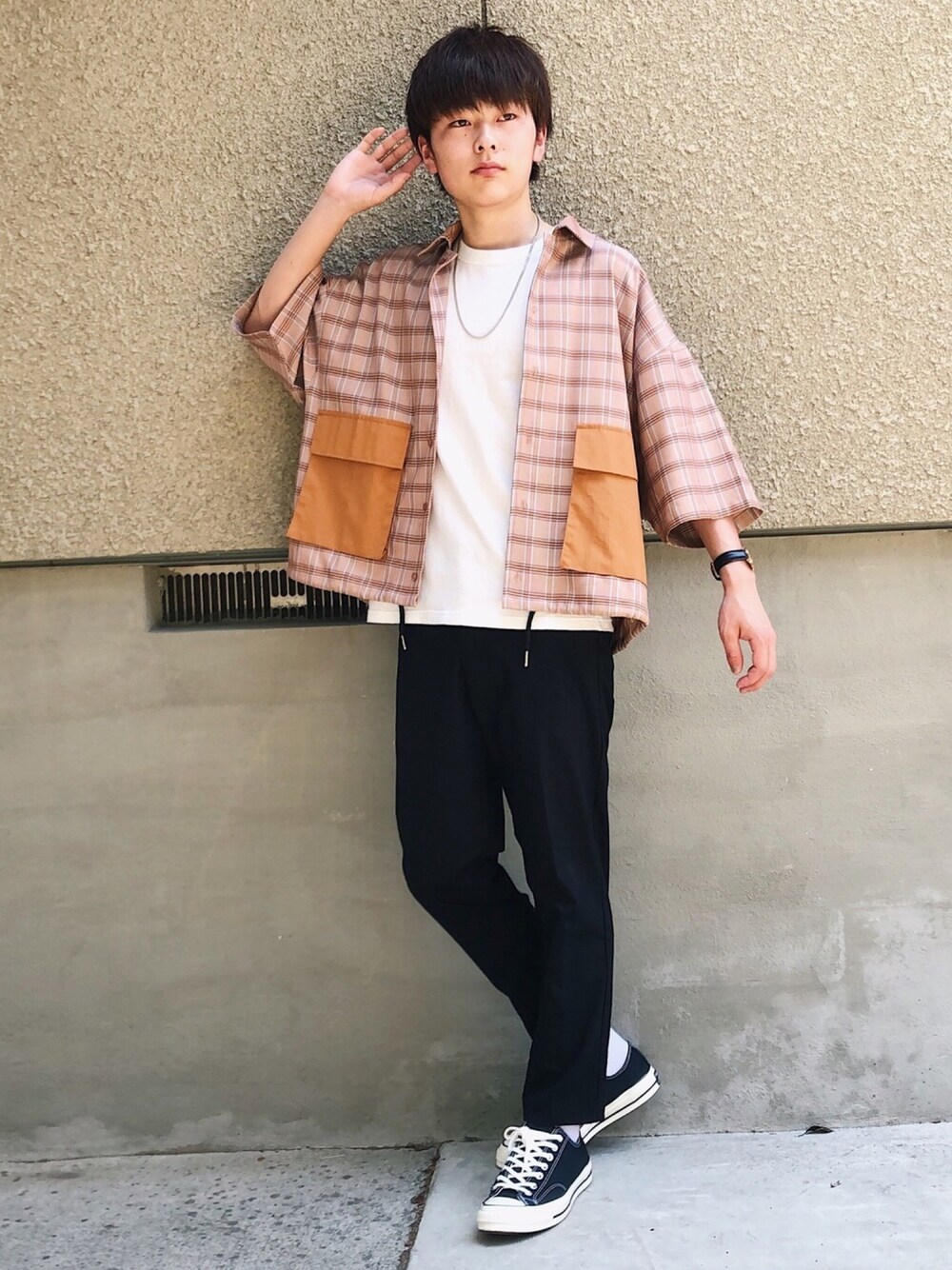 ブラウン系のシャツ/ブラウス、ホワイト系のTシャツ/カットソー、ブラック系のスラックスを着用したメンズの春コーディネートの1枚目の写真