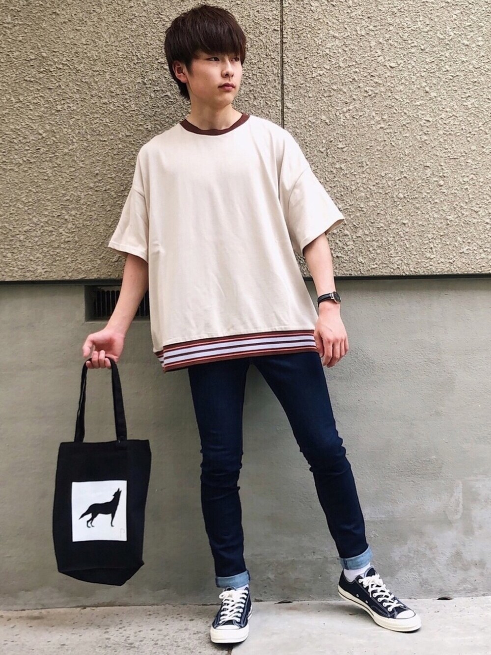 ベージュ系のTシャツ/カットソー、ブルー系のパンツ、ブラック系のトートバッグを着用したメンズの夏コーディネートの1枚目の写真