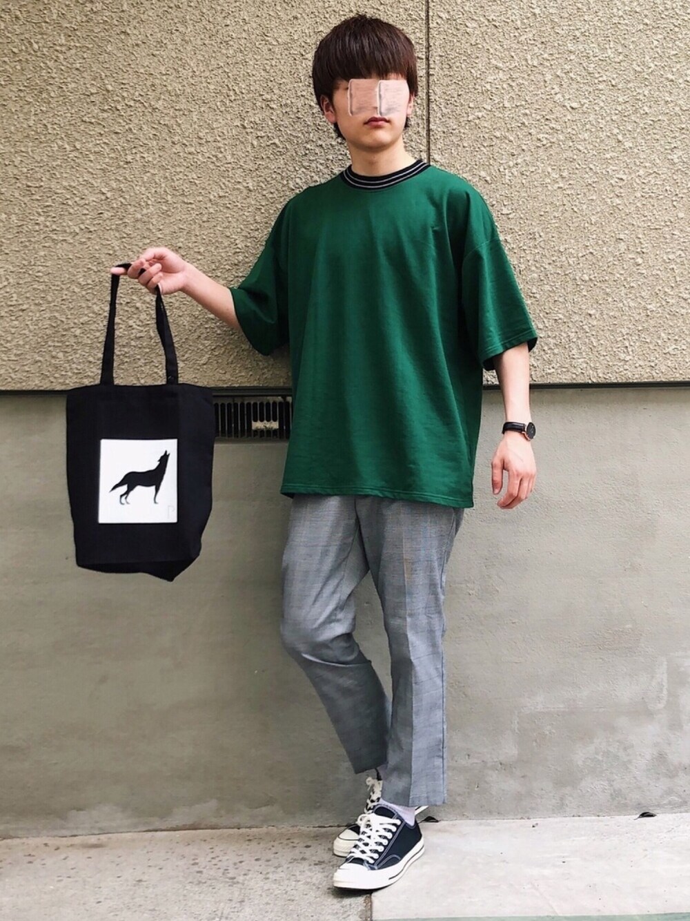 グレー系のその他パンツ、ブラック系のトートバッグ、ブラック系のシューズを着用したメンズの春コーディネートの1枚目の写真