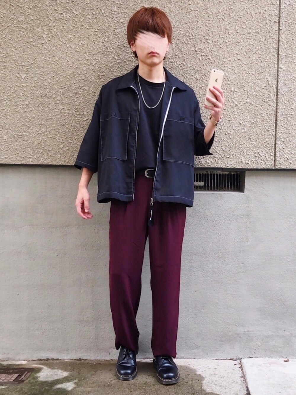 ブラック系のTシャツ/カットソー、パープル系のその他パンツ、ブラック系のドレスシューズを着用したメンズの秋コーディネートの1枚目の写真