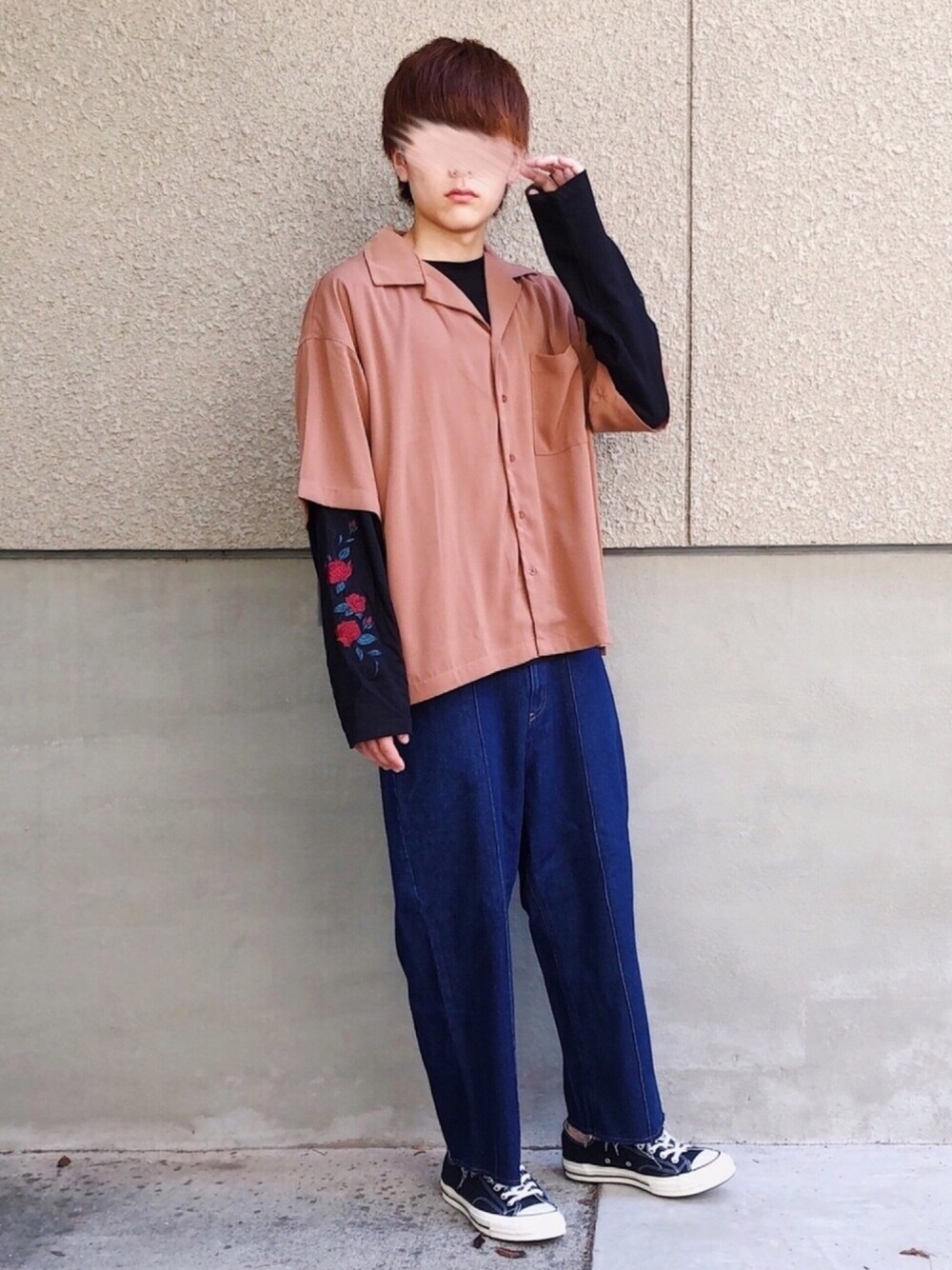 ブラック系のTシャツ/カットソー、ブラウン系のシャツ/ブラウス、ブルー系のその他パンツを着用したメンズの秋コーディネートの1枚目の写真