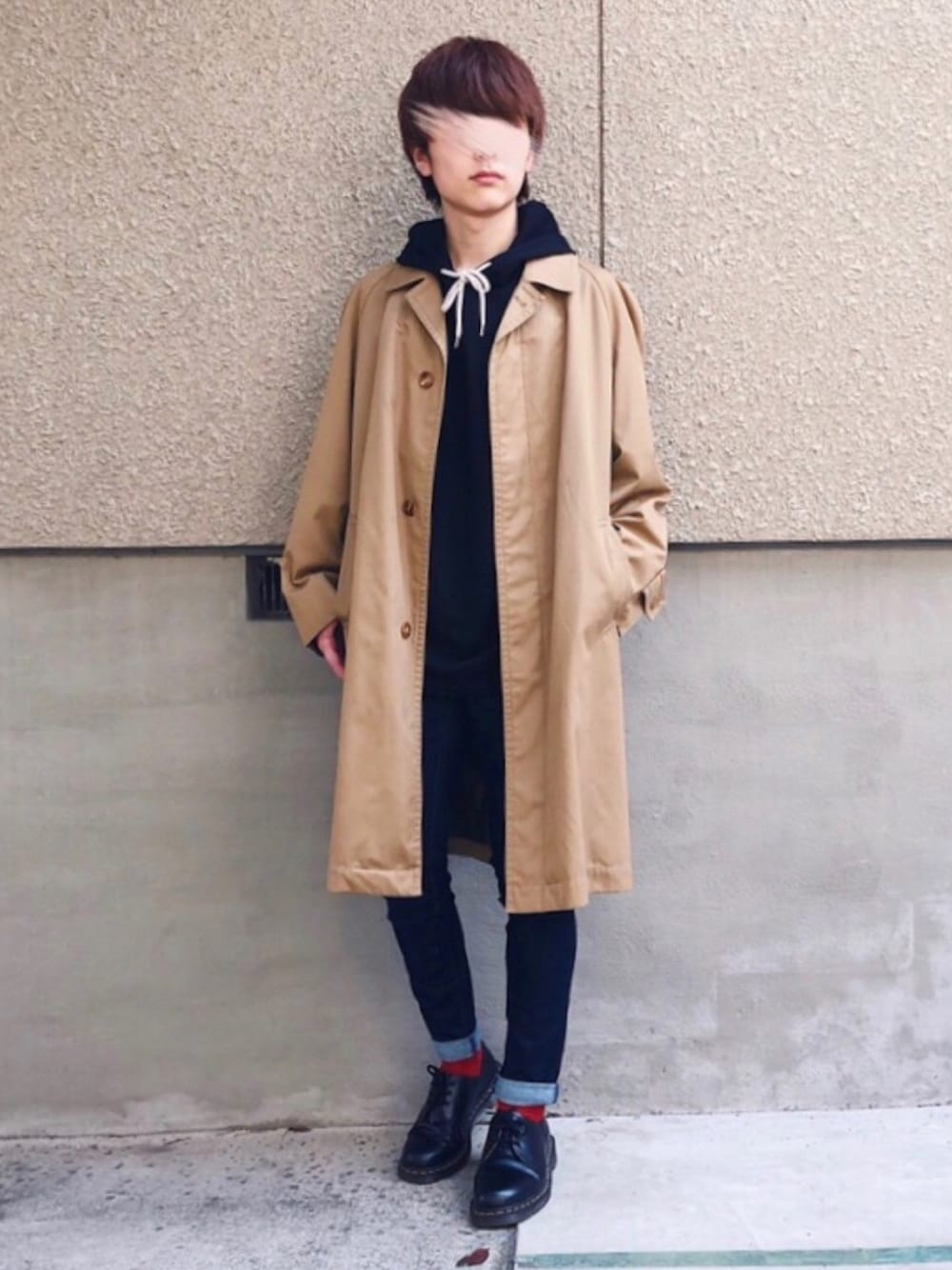 ブラック系のTシャツ/カットソー、ブルー系のパンツ、ブラック系のドレスシューズを着用したメンズの秋コーディネートの1枚目の写真